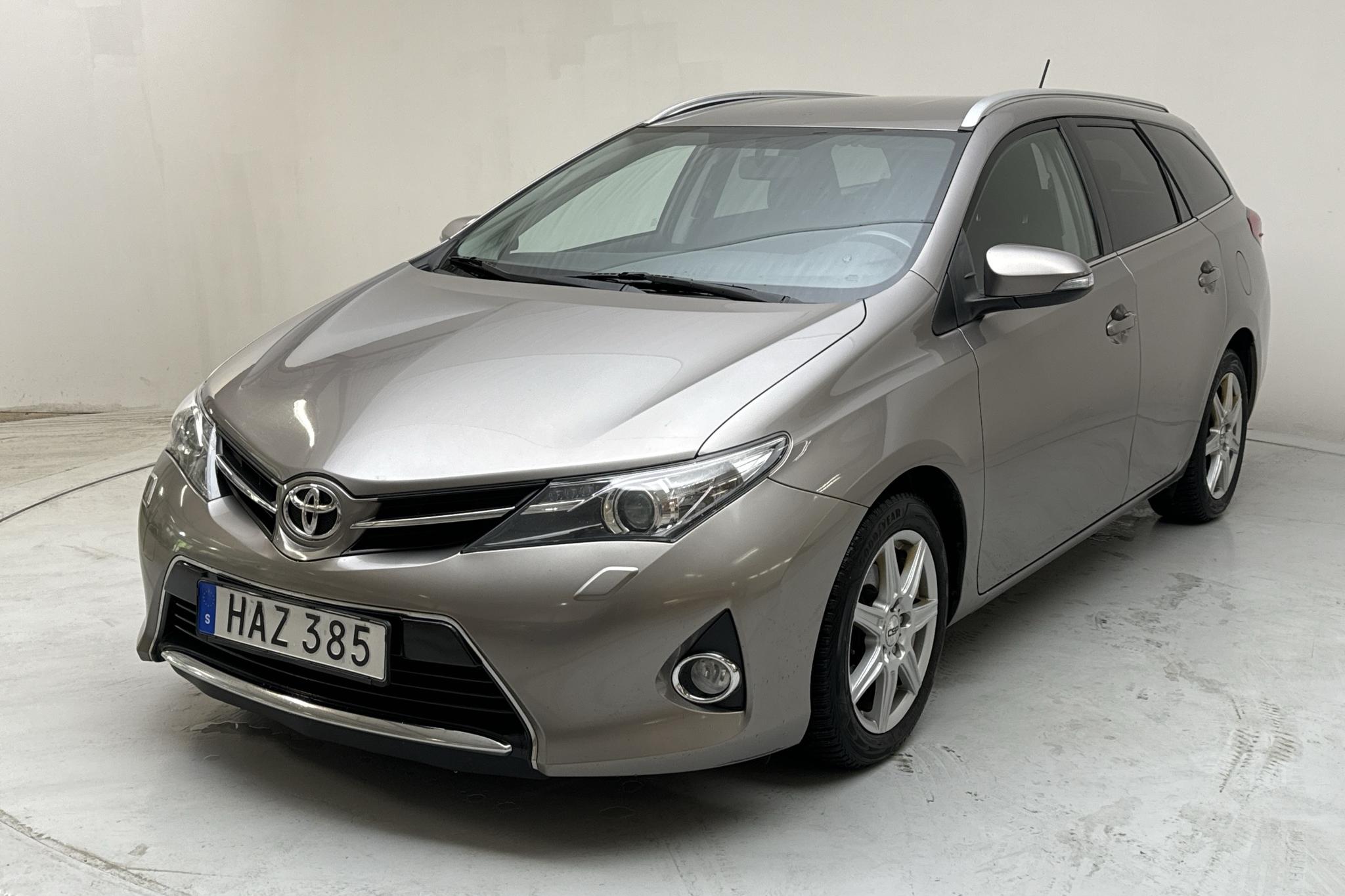 Buy a used Toyota Auris? - Buy or privately lease at kvdcars.com 