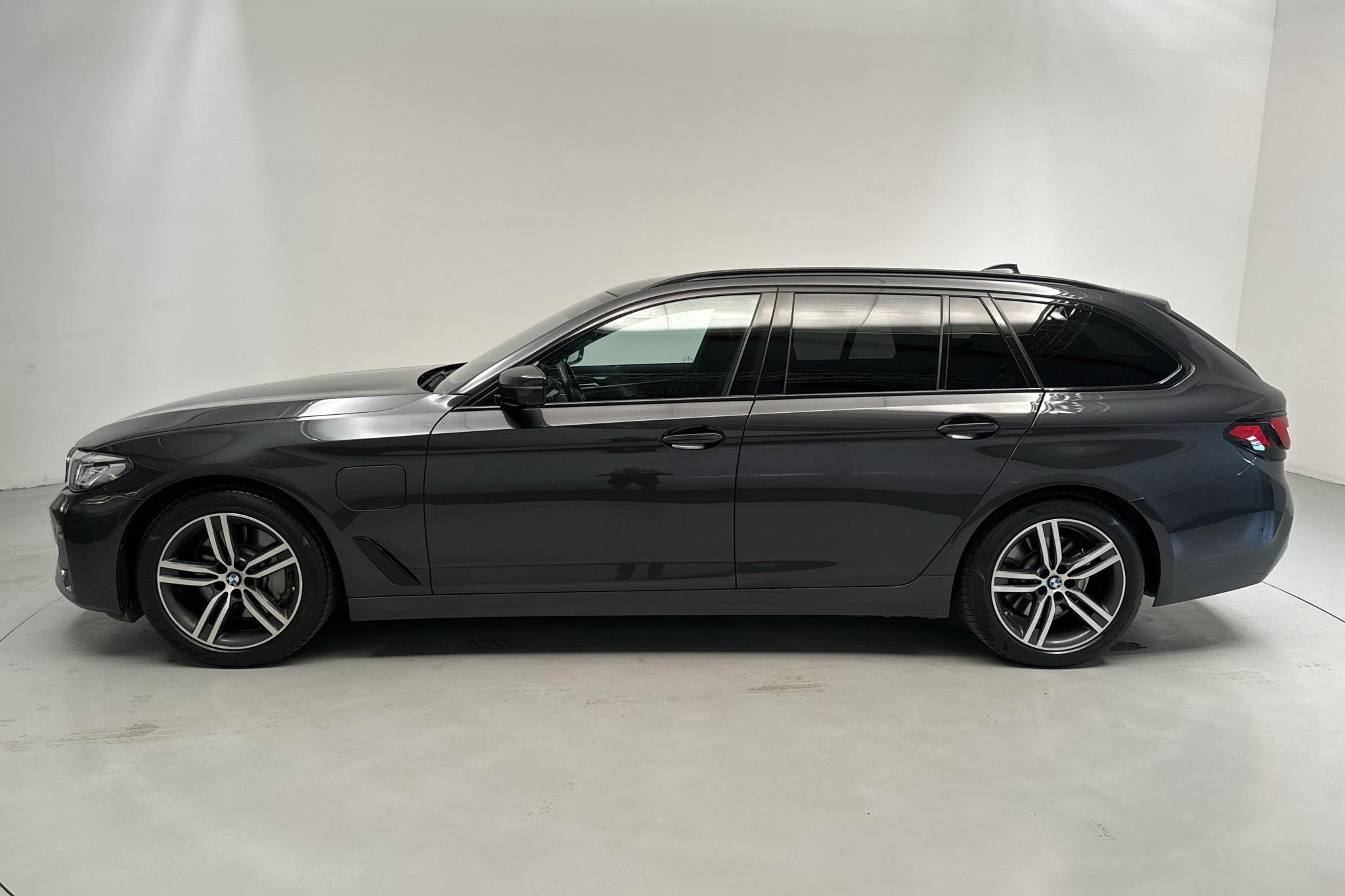 BMW 530e xDrive Touring, G31 12kWh LCI (292hk) - 6 542 mil - Automat - grå - 2021