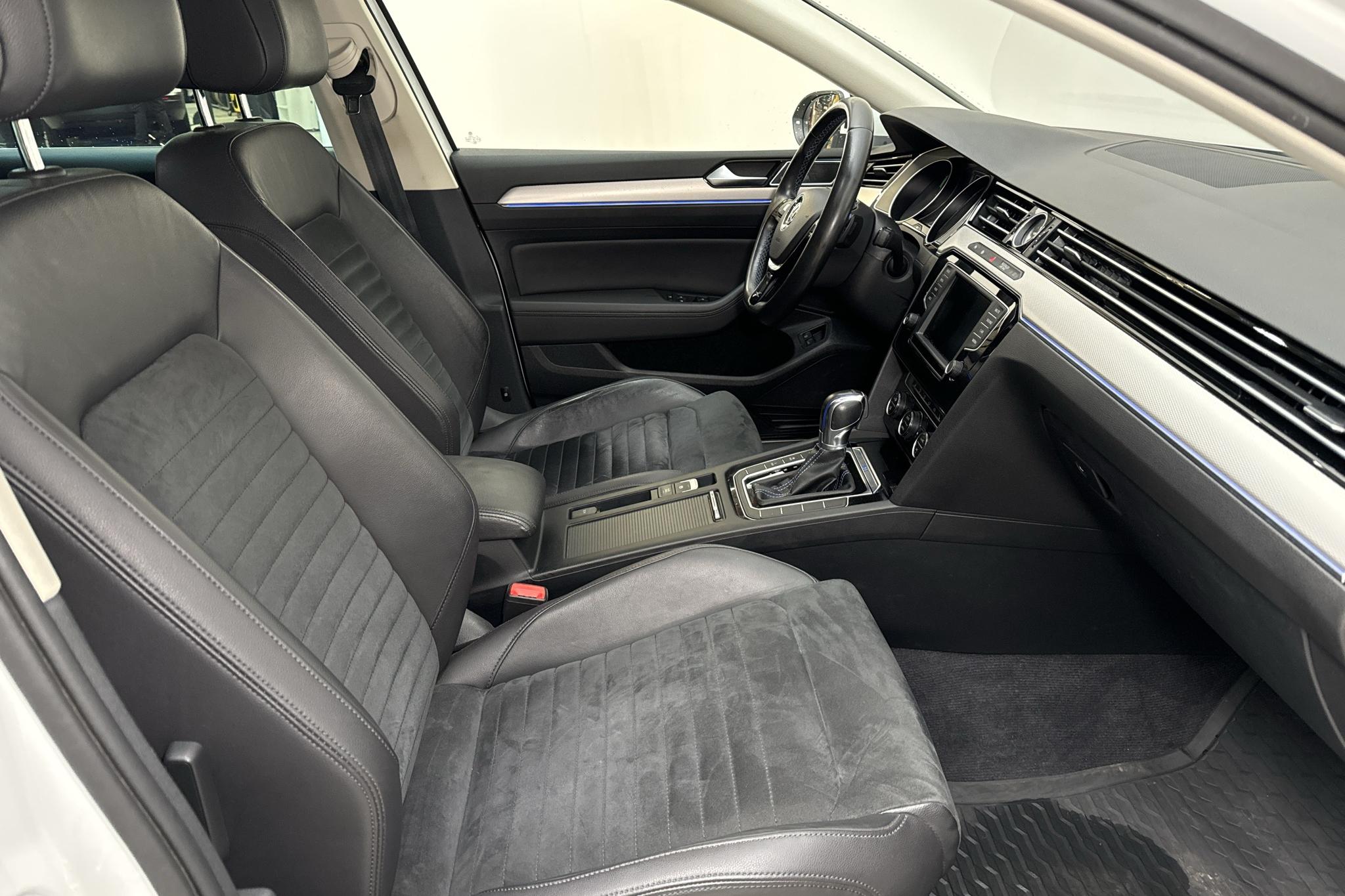 VW Passat 1.4 Plug-in-Hybrid Sportscombi (218hk) - 120 690 km - Automatyczna - biały - 2017