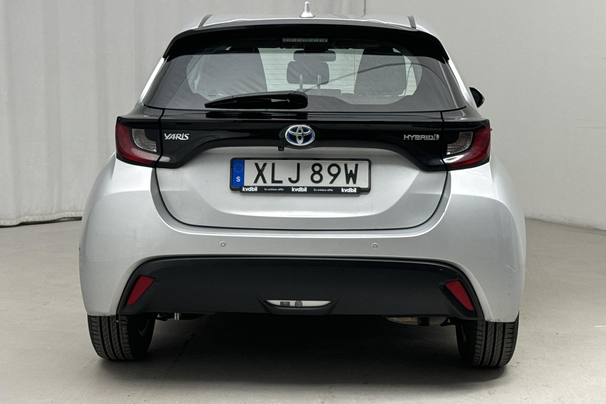 Toyota Yaris 1.5 Hybrid 5dr (116hk) - 53 950 km - Automatyczna - srebro - 2021