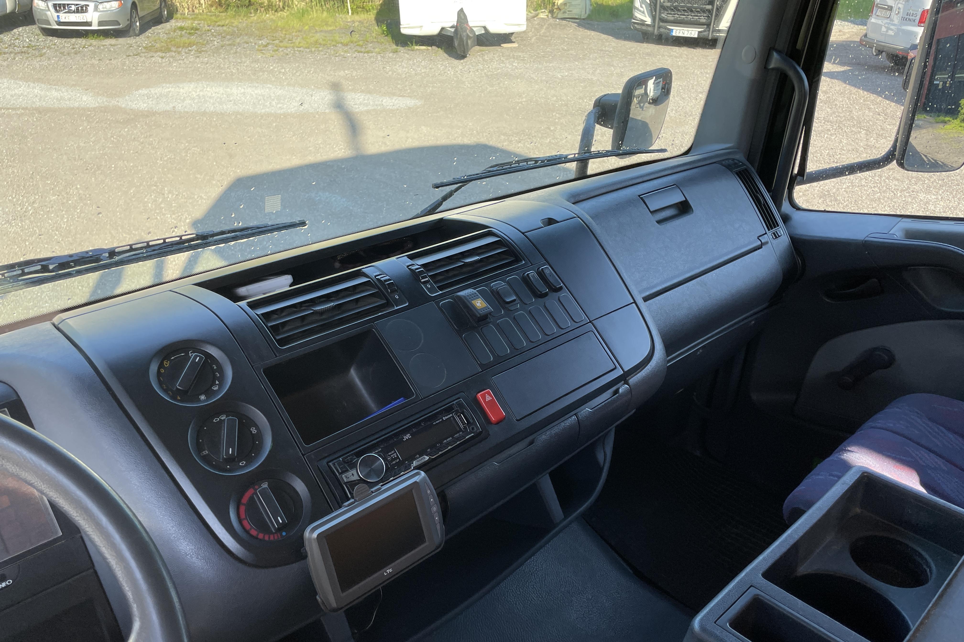 MERCEDES ATEGO 815 - 314 962 km - Manuell - svart - 2000