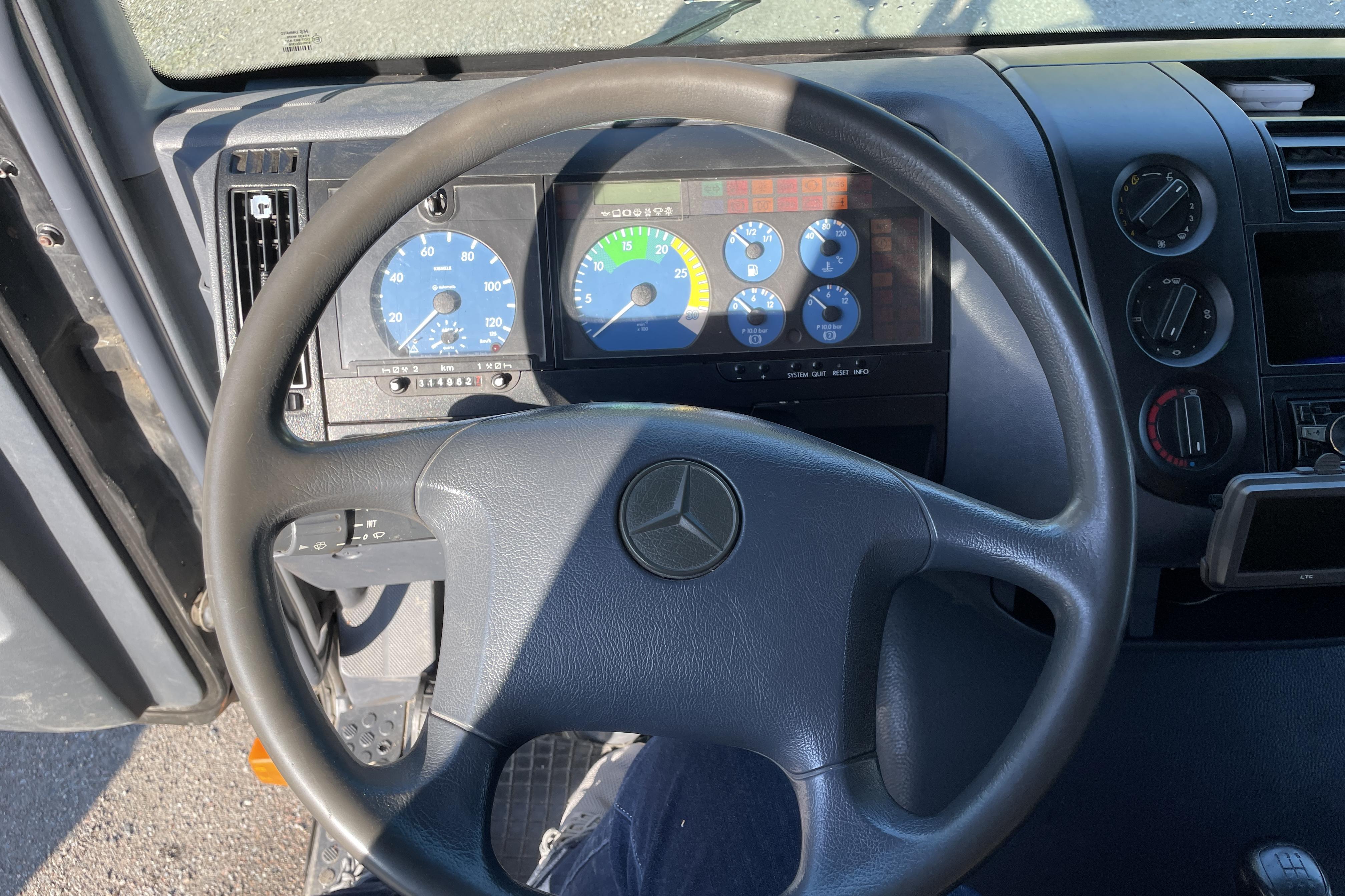 MERCEDES ATEGO 815 - 314 962 km - Manuell - svart - 2000