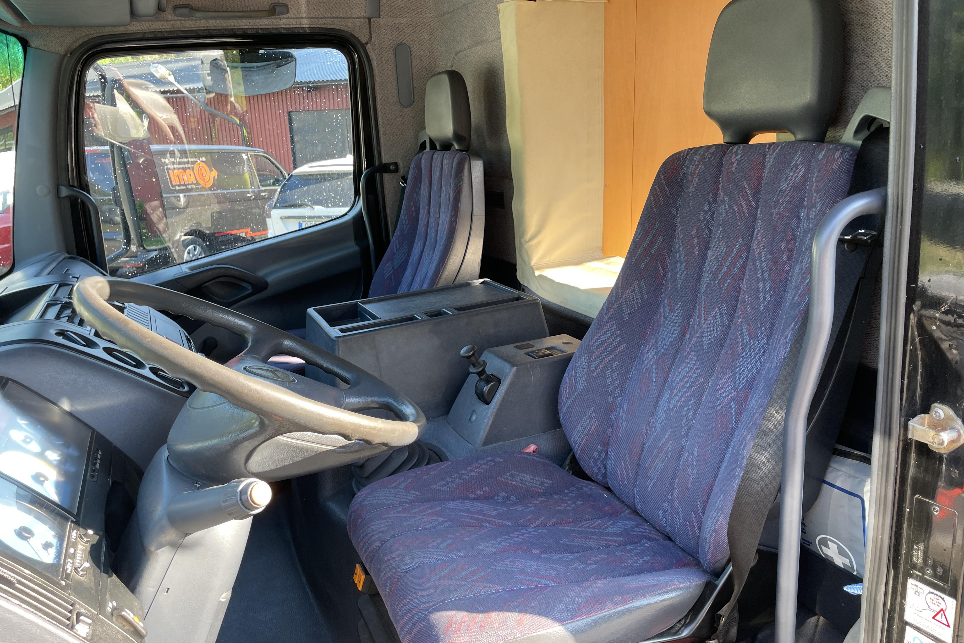 MERCEDES ATEGO 815 - 314 962 km - Manuell - svart - 2000