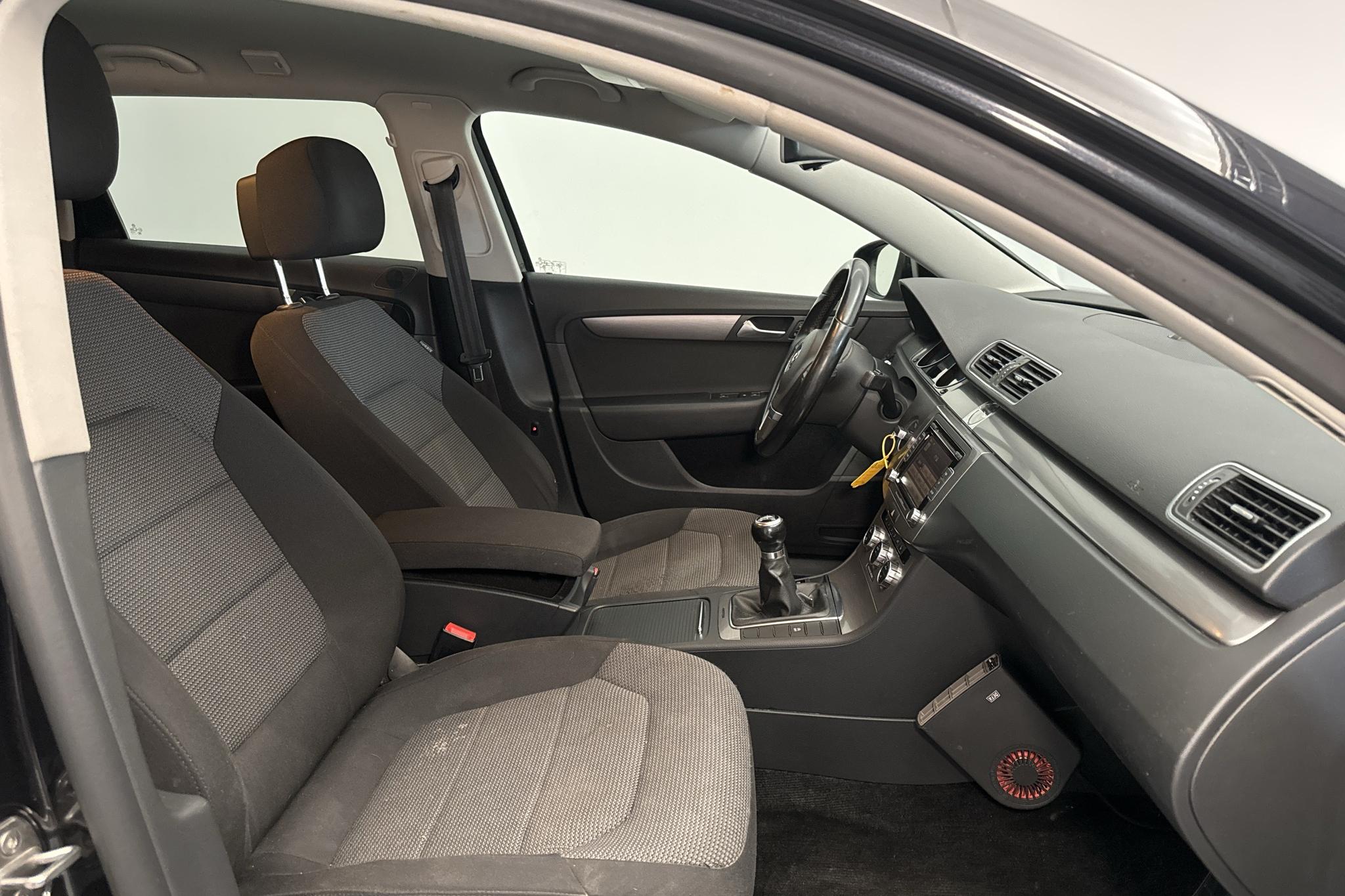 VW Passat 2.0 TDI BlueMotion Technology Variant 4Motion (140hk) - 18 745 mil - Manuell - svart - 2012