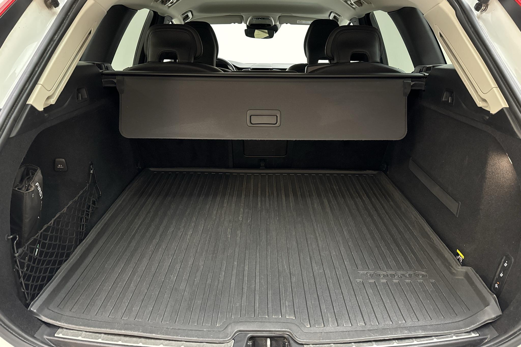 Volvo XC60 D4 AWD (190hk) - 20 021 mil - Automat - vit - 2019