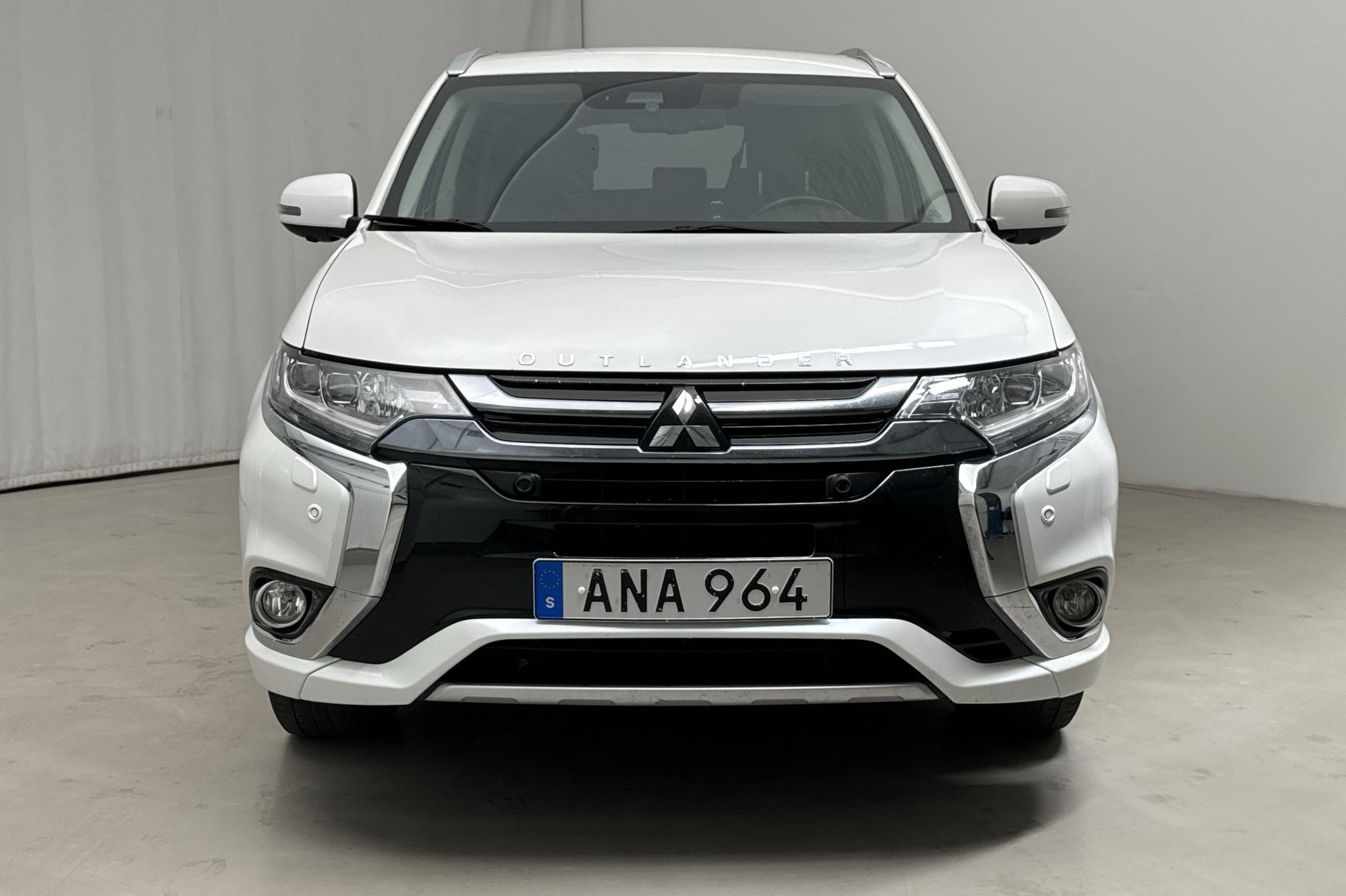 Mitsubishi Outlander 2.0 Plug-in Hybrid 4WD (121hk) - 9 140 mil - Automat - vit - 2018