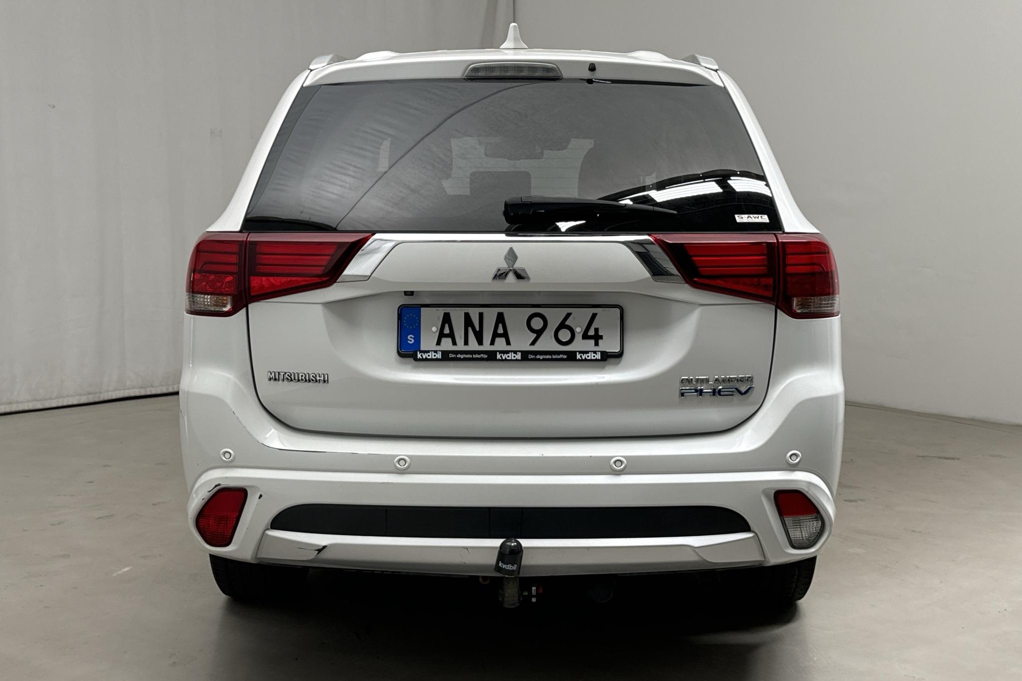 Mitsubishi Outlander 2.0 Plug-in Hybrid 4WD (121hk) - 91 400 km - Automatyczna - biały - 2018