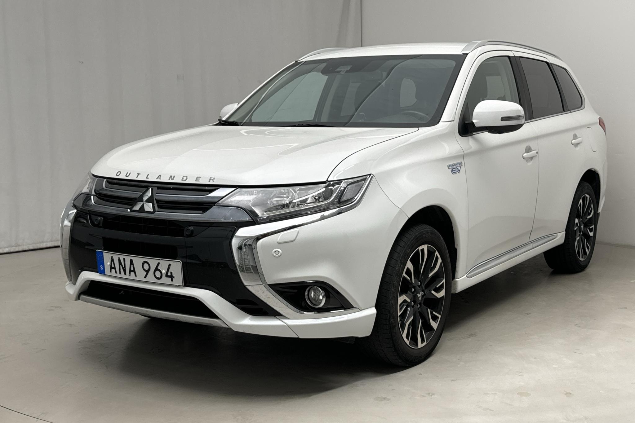 Mitsubishi Outlander 2.0 Plug-in Hybrid 4WD (121hk) - 91 400 km - Automatic - white - 2018