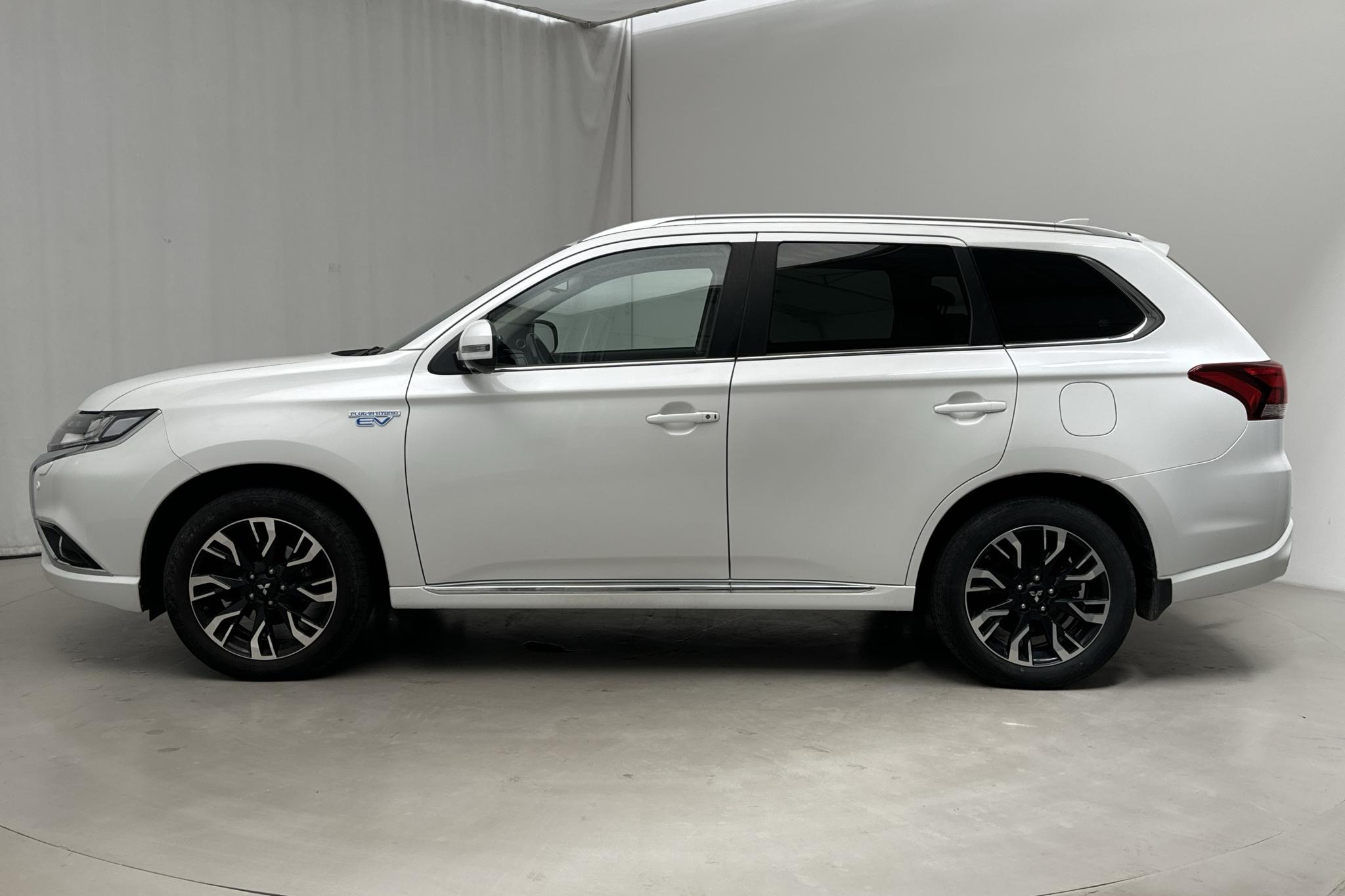 Mitsubishi Outlander 2.0 Plug-in Hybrid 4WD (121hk) - 91 400 km - Automatyczna - biały - 2018