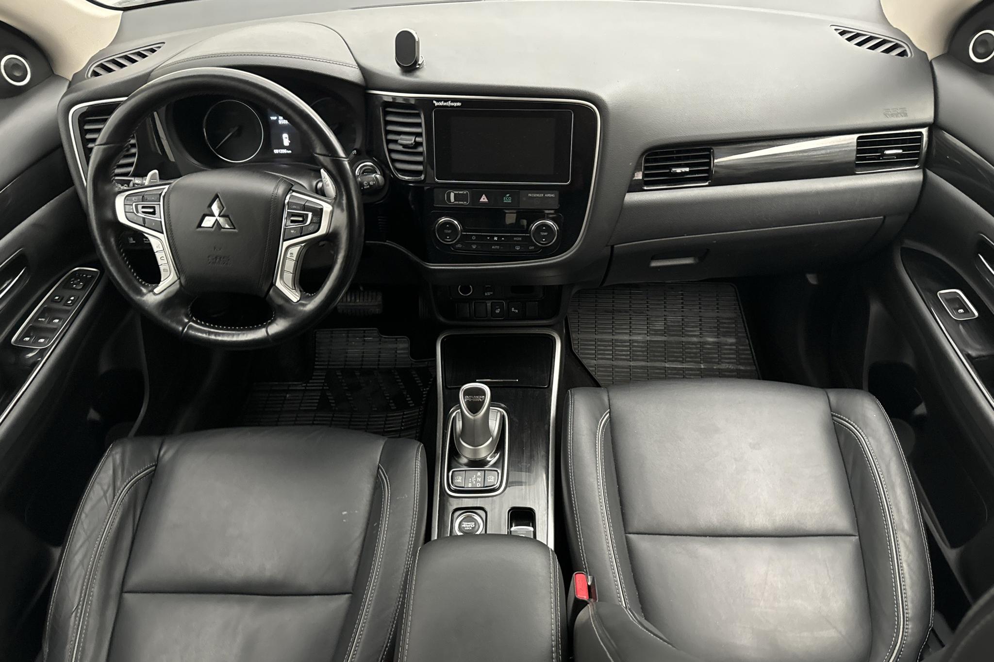 Mitsubishi Outlander 2.0 Plug-in Hybrid 4WD (121hk) - 9 140 mil - Automat - vit - 2018