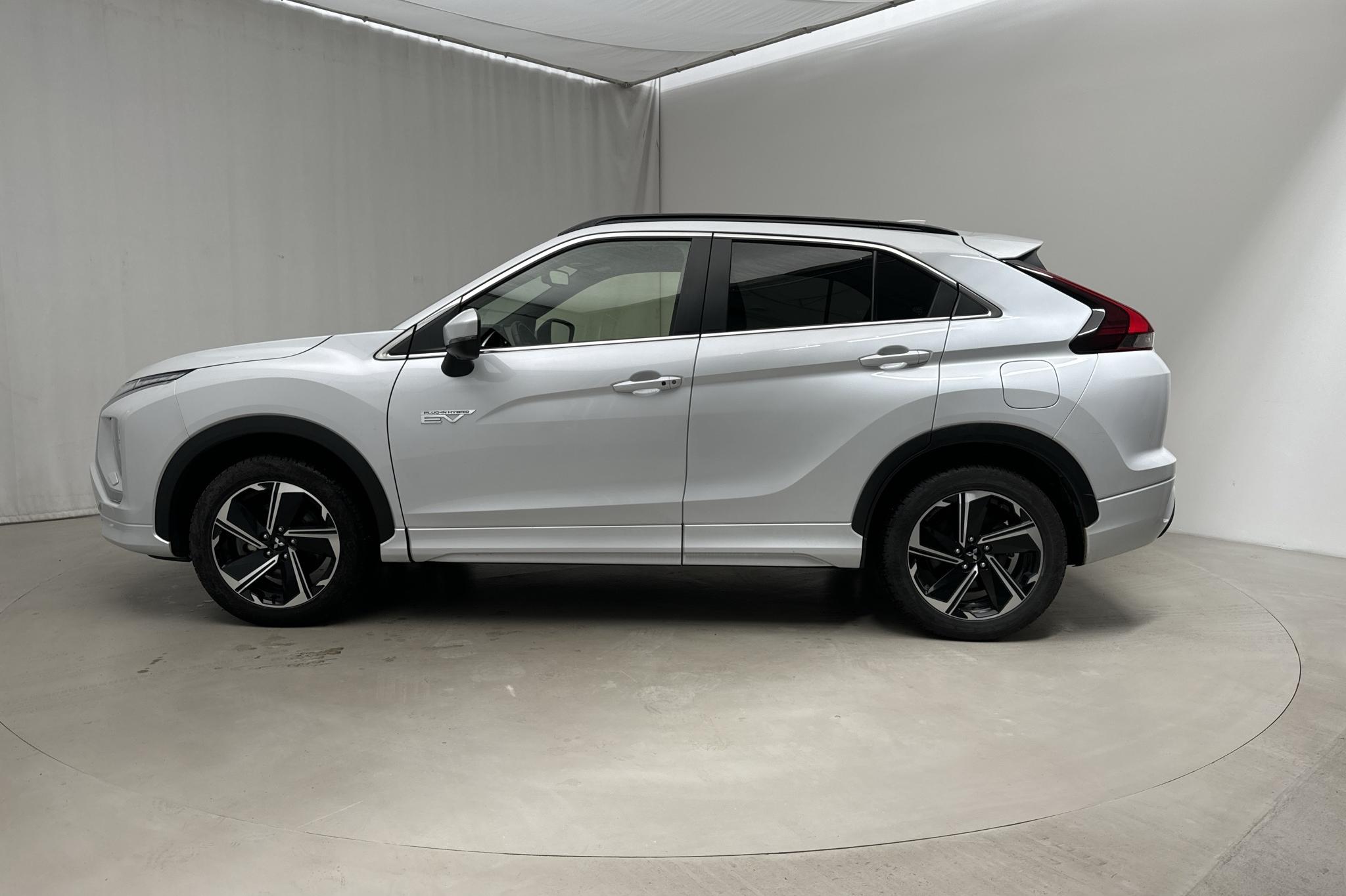 Mitsubishi Eclipse Cross 2.4 PHEV 4WD (185hk) - 4 565 mil - Automat - vit - 2021