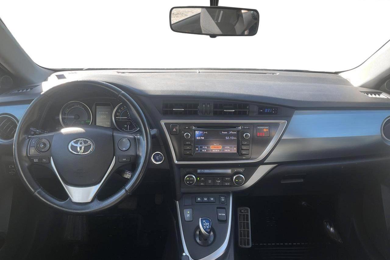 Toyota Auris 1.8 HSD 5dr (99hk) - 22 602 mil - Automat - vit - 2013