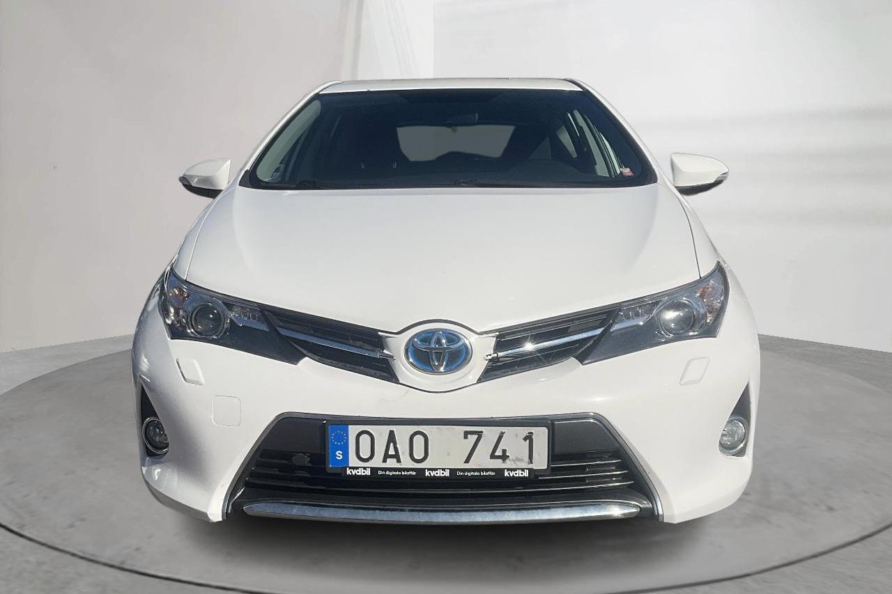 Toyota Auris 1.8 HSD 5dr (99hk) - 226 020 km - Automatyczna - biały - 2013