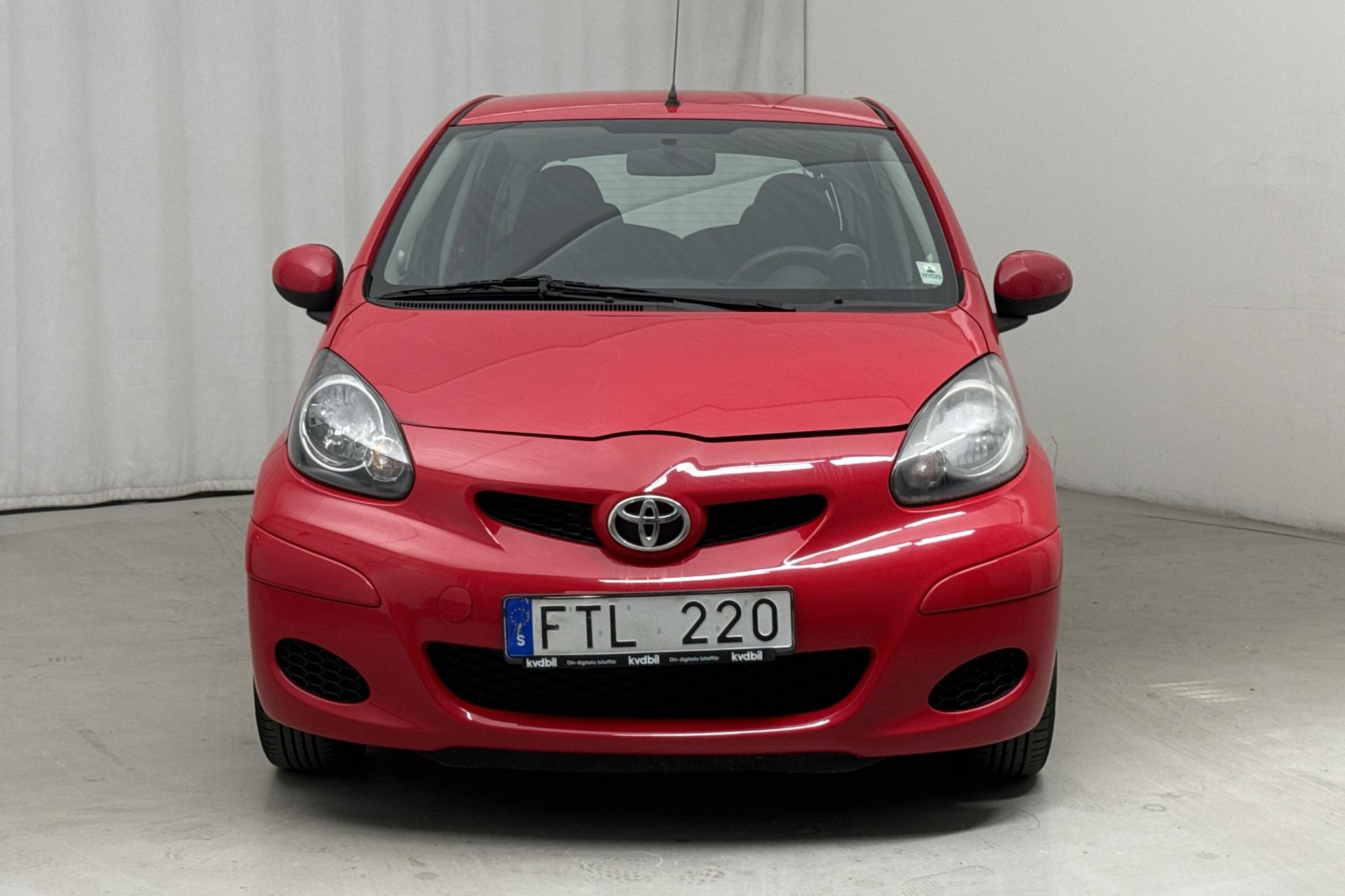 Toyota Aygo 1.0 VVT-i 5dr (68hk) - 10 673 mil - Manuell - röd - 2011