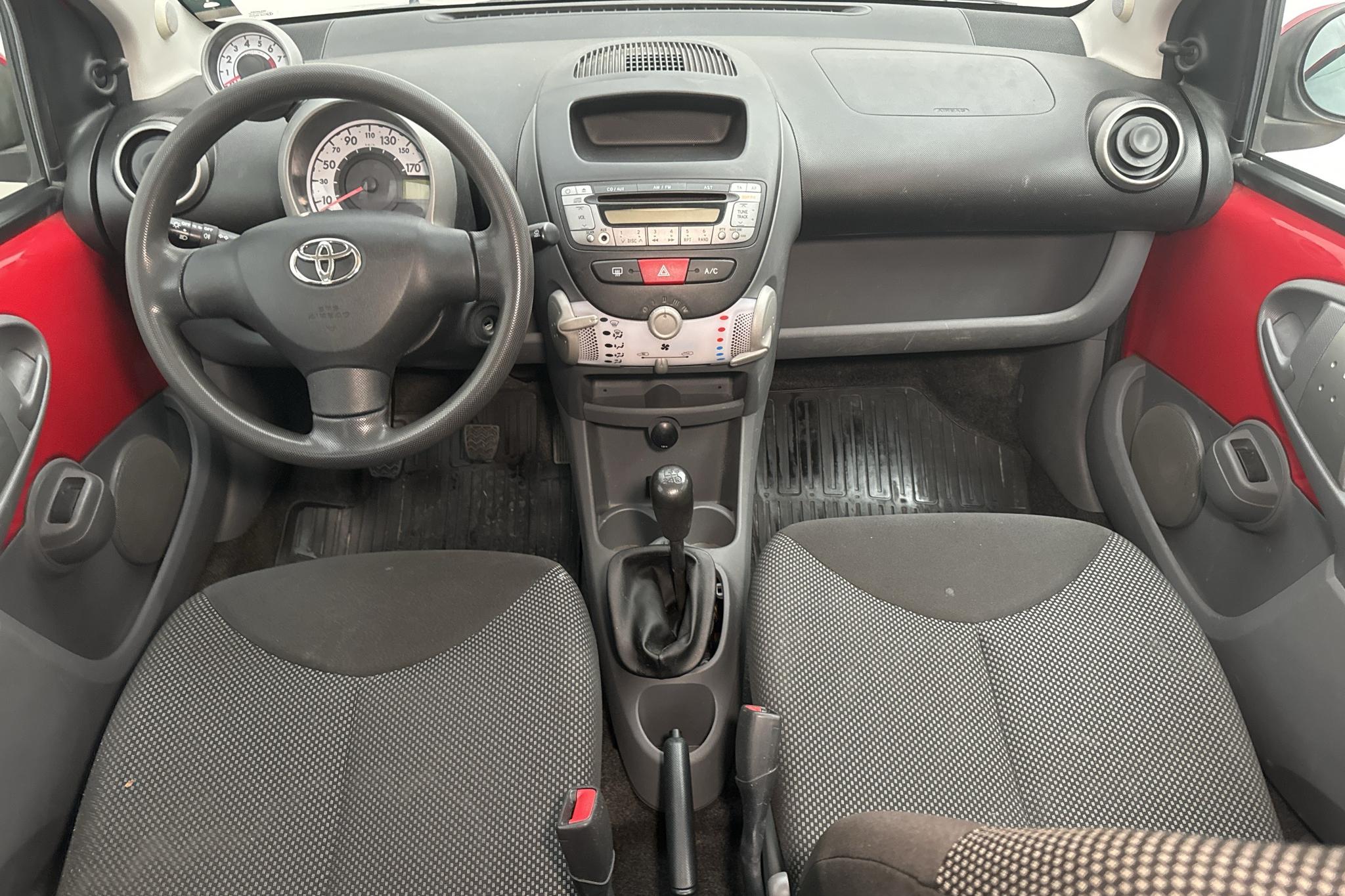 Toyota Aygo 1.0 VVT-i 5dr (68hk) - 10 673 mil - Manuell - röd - 2011