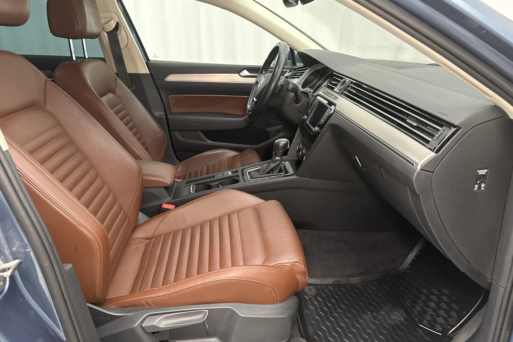 VW Passat 2.0 TDI Sportscombi 4MOTION (190hk) - 14 866 mil - Automat - blå - 2016