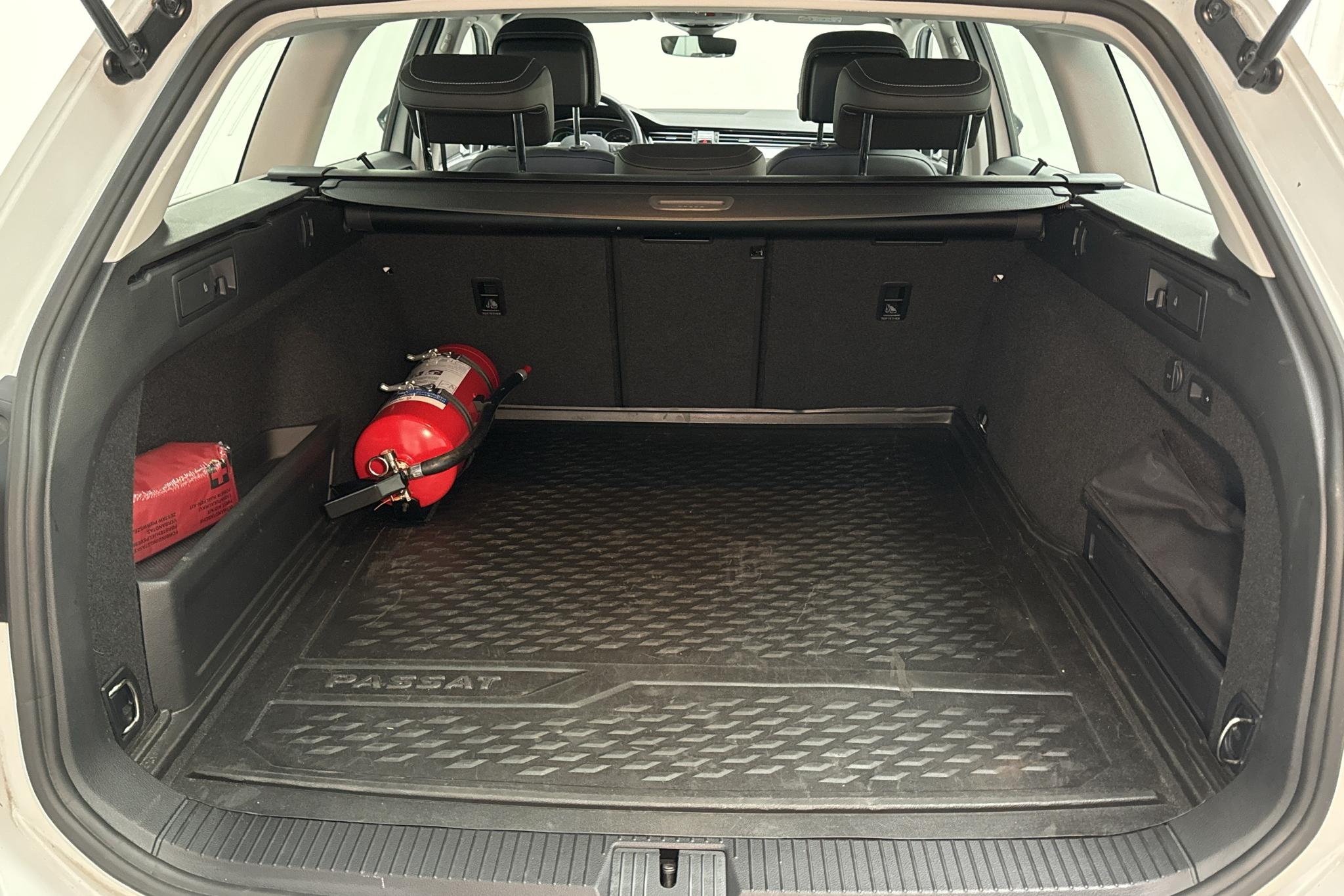 VW Passat 1.4 GTE Sportscombi (218hk) - 4 739 mil - Automat - vit - 2022