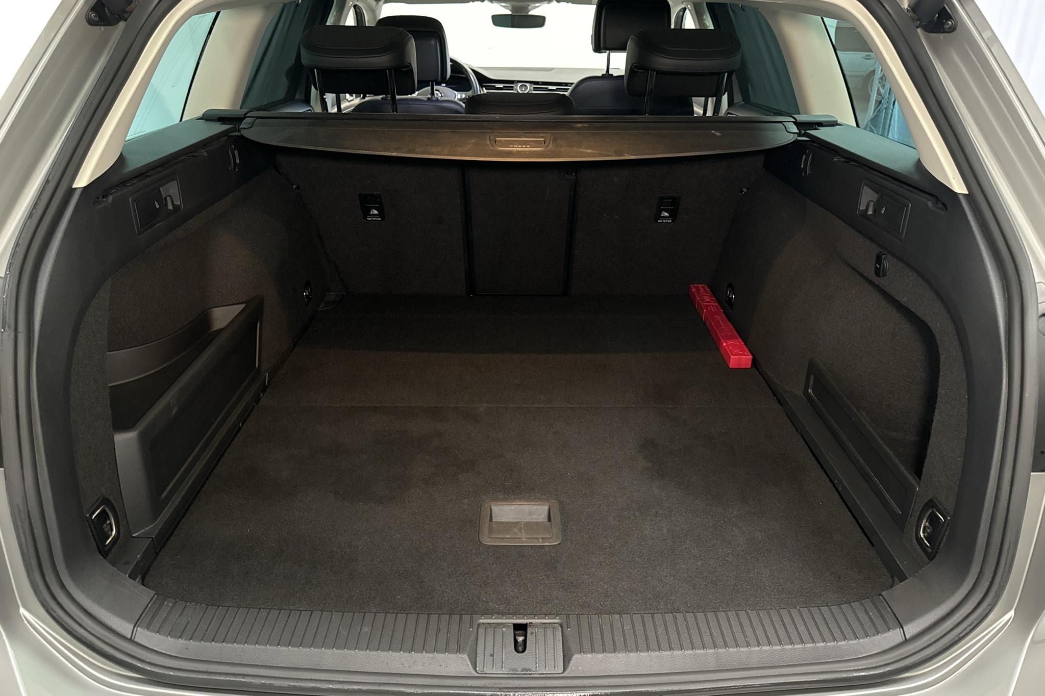VW Passat 2.0 TDI Sportscombi 4MOTION (190hk) - 13 117 mil - Automat - silver - 2015