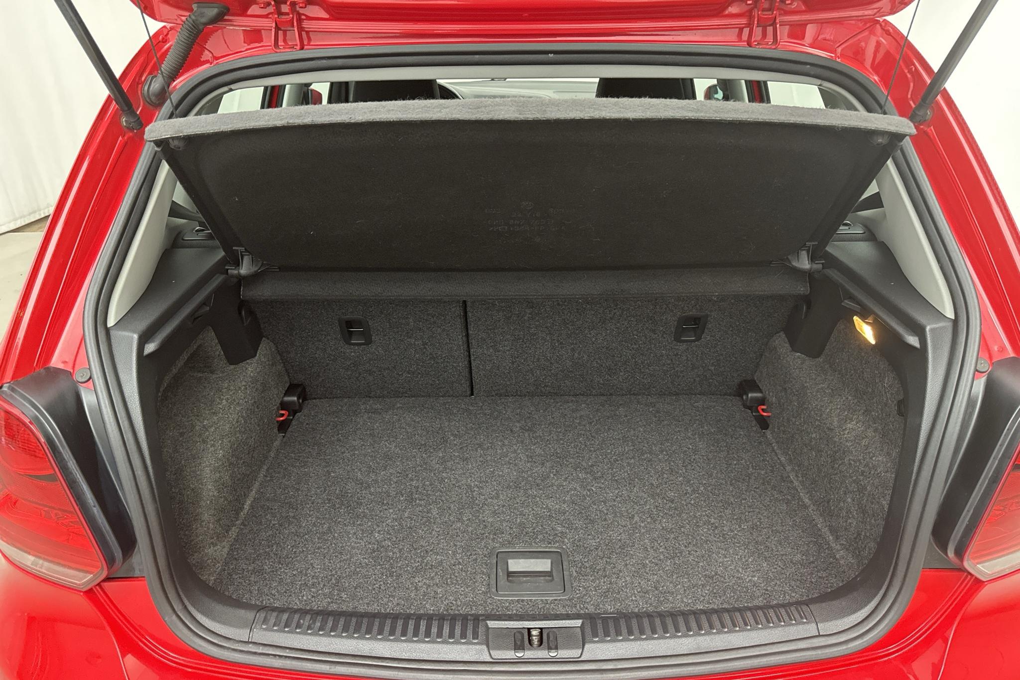 VW Polo 1.4 5dr (85hk) - 94 590 km - Manualna - czerwony - 2011