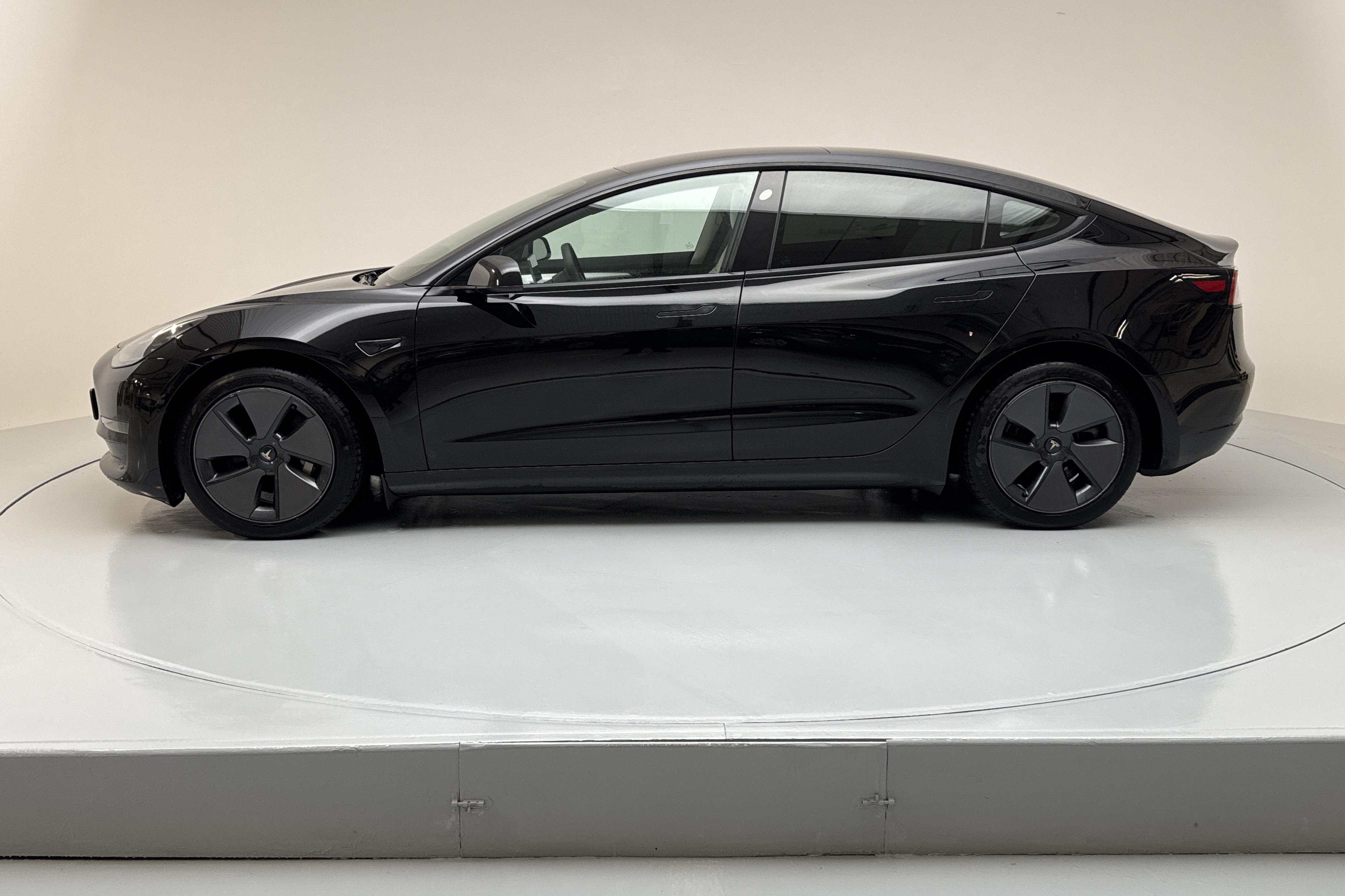 Tesla Model 3 Long Range Dual Motor AWD - 120 130 km - Automatic - black - 2021