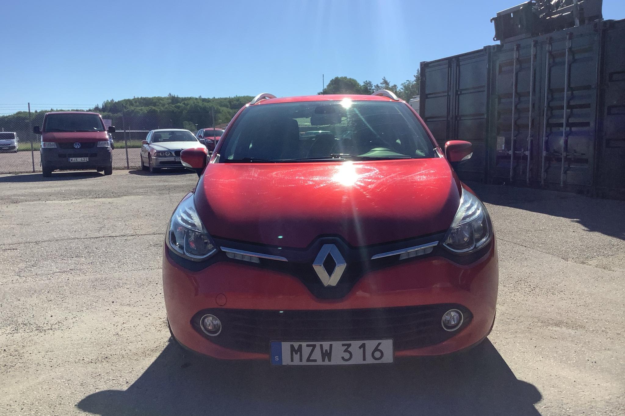 Renault Clio IV 0.9 TCe 90 Sports Tourer (90hk) - 9 882 mil - Manuell - röd - 2015