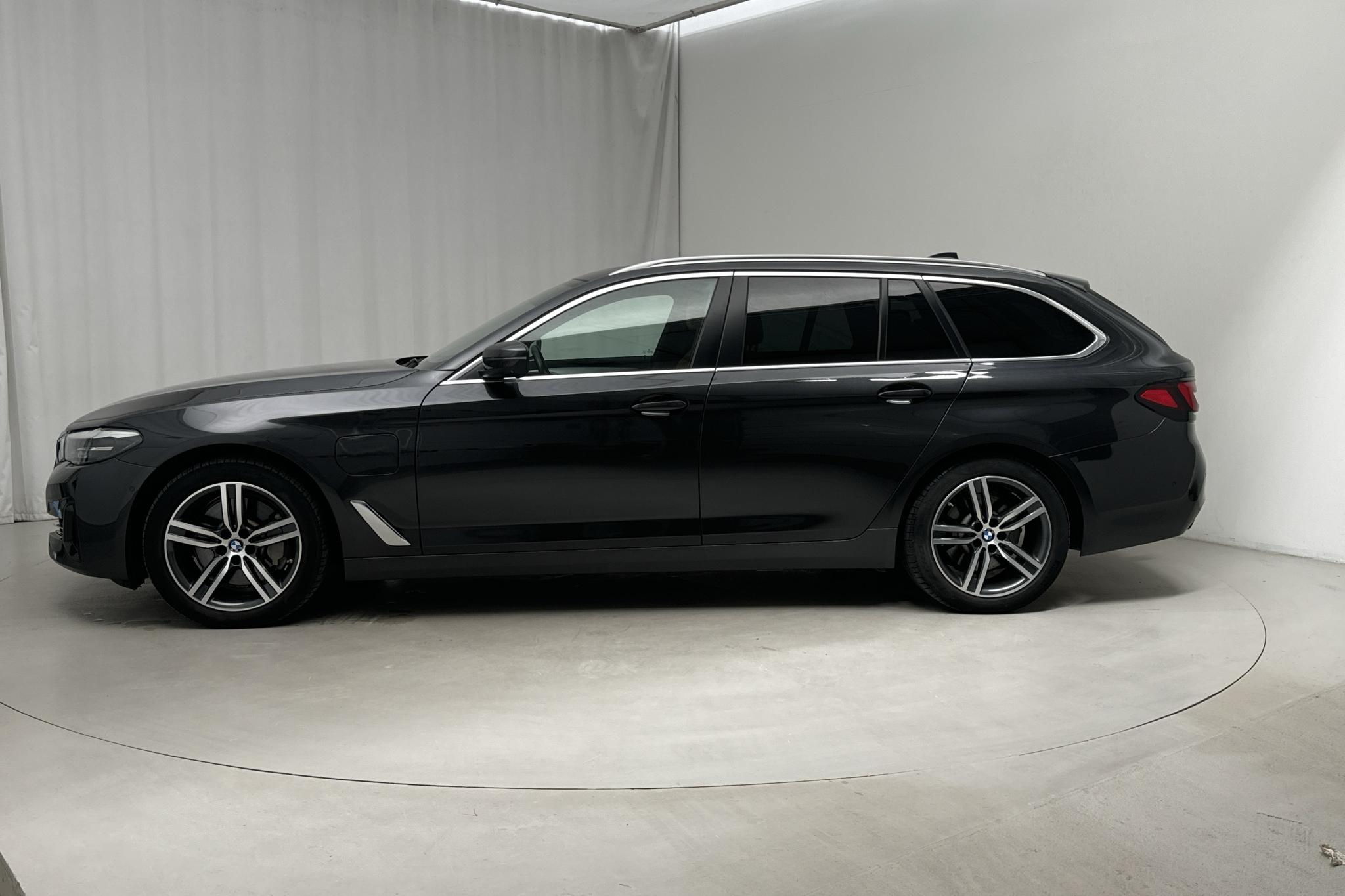 BMW 530e xDrive Touring, G31 12kWh LCI (292hk) - 71 380 km - Automatyczna - szary - 2021