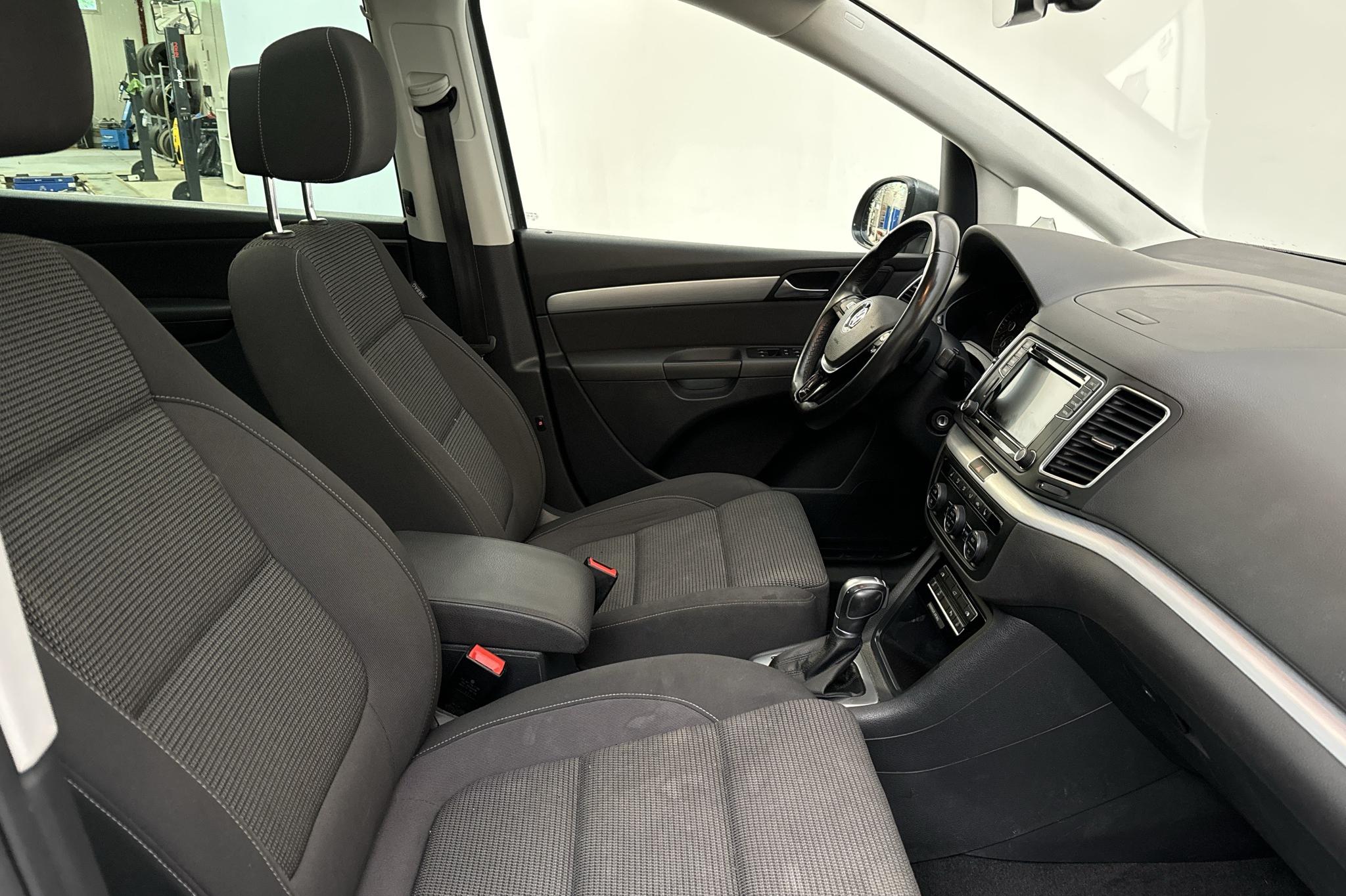 VW Sharan 2.0 TDI (150hk) - 14 401 mil - Automat - Dark Grey - 2017