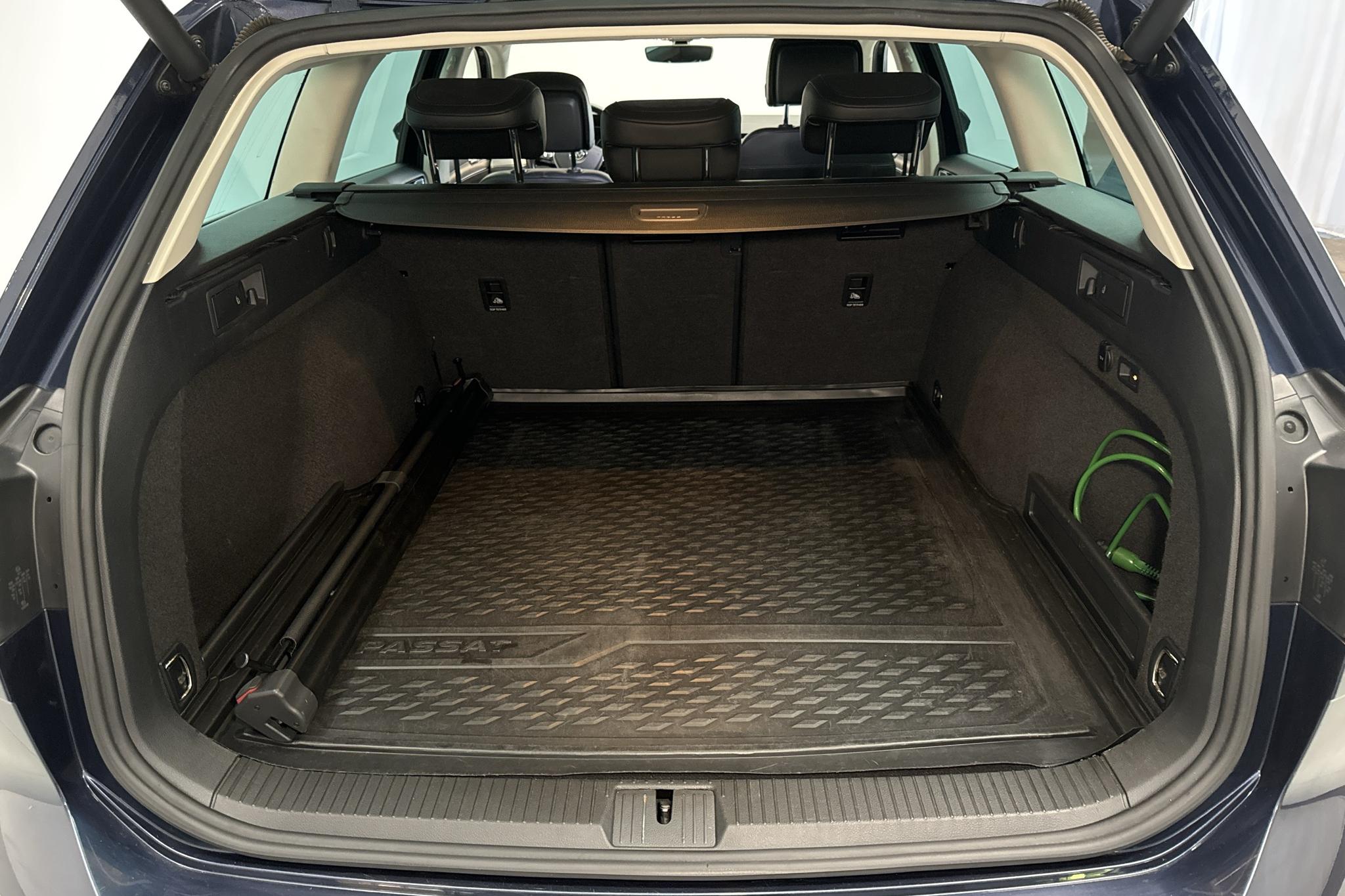VW Passat 2.0 TDI Sportscombi 4MOTION (190hk) - 147 850 km - Automatyczna - Dark Blue - 2016