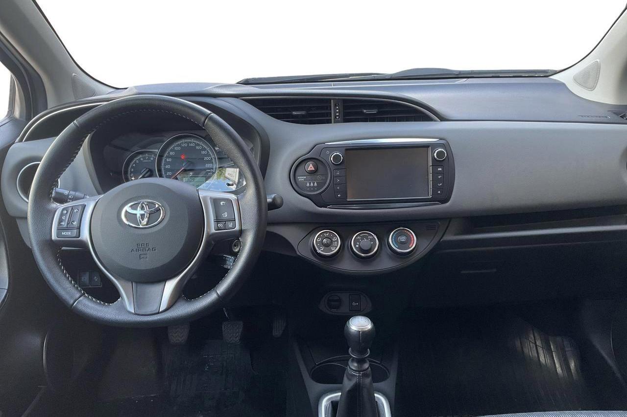 Toyota Yaris 1.33 5dr (100hk) - 51 800 km - Manualna - biały - 2016