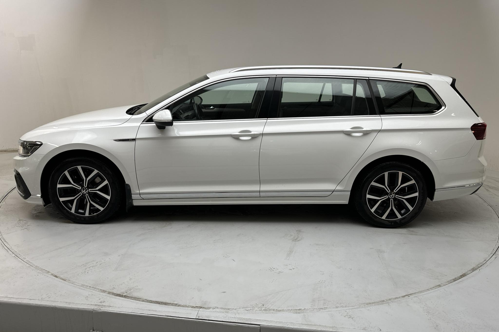 VW Passat 2.0 TDI Sportscombi 4Motion (200hk) - 14 825 mil - Automat - vit - 2022