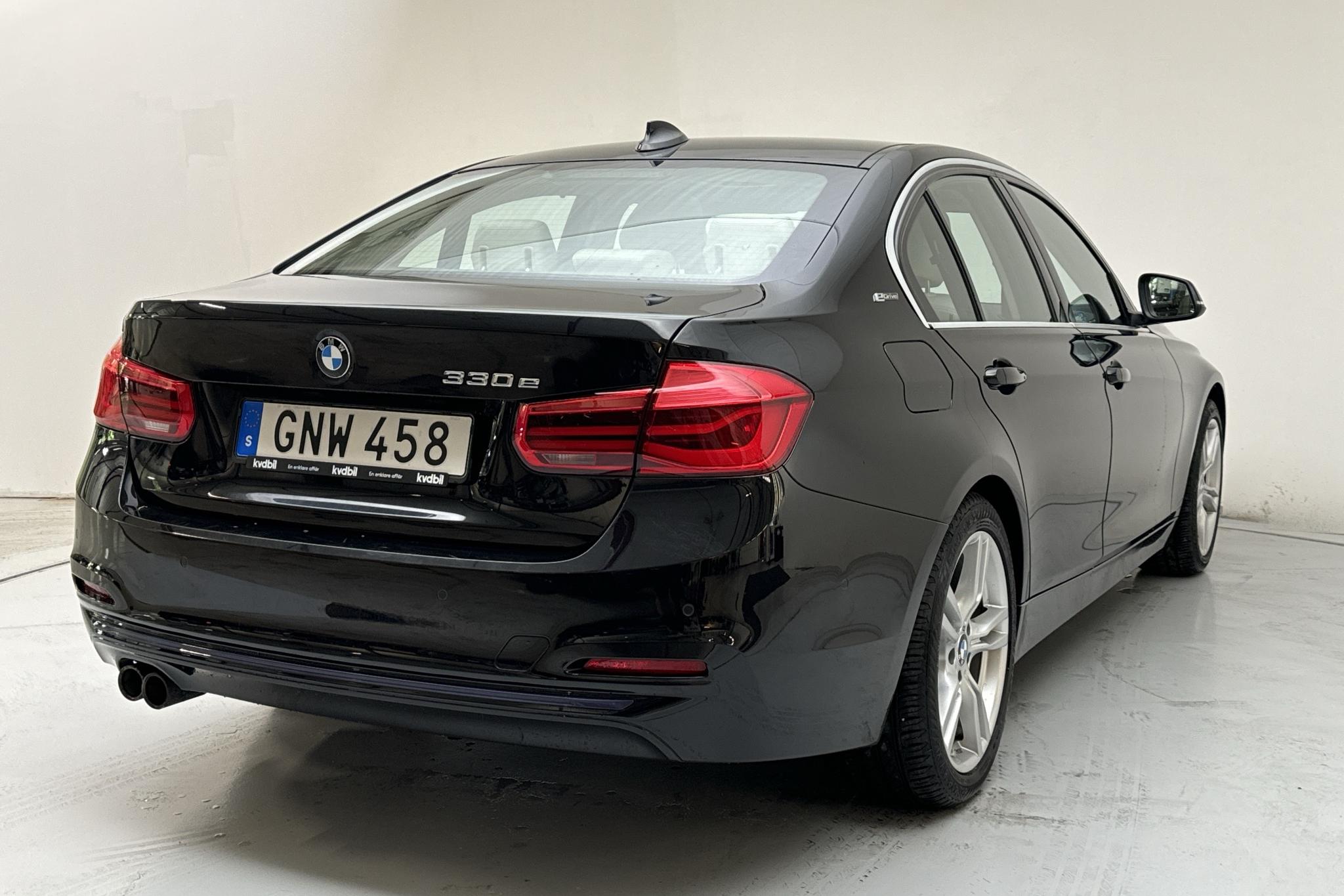 BMW 330e Sedan, F30 (252hk) - 51 730 km - Automaatne - must - 2016