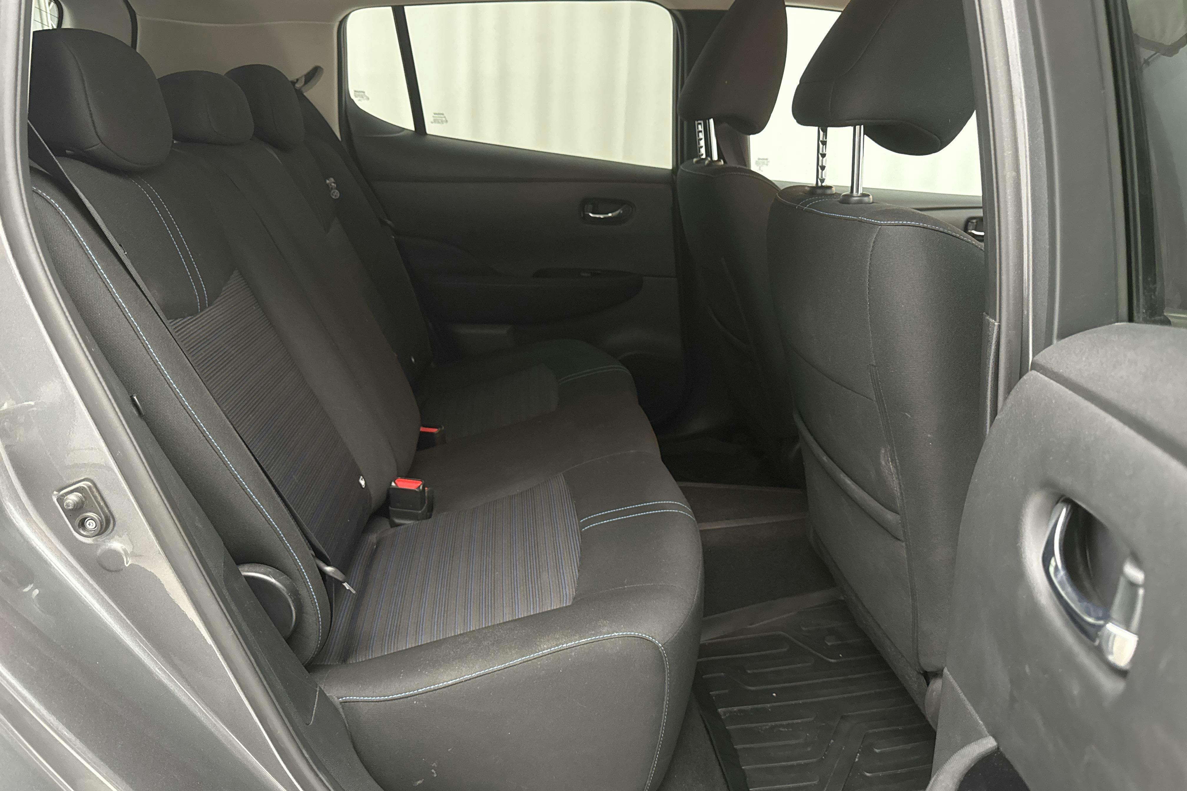 Nissan LEAF 5dr 39 kWh (150hk) - 4 805 mil - Automat - grå - 2022