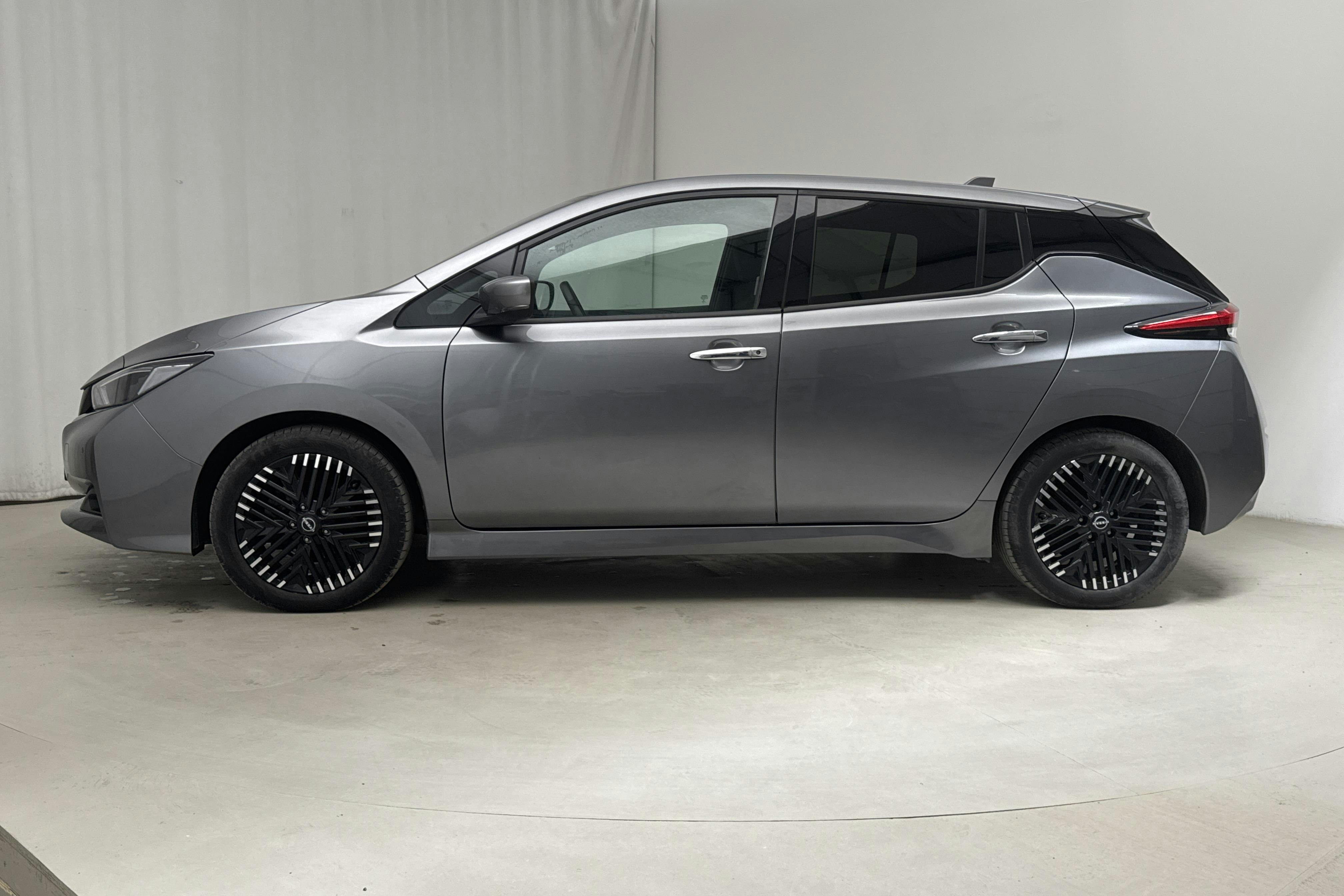 Nissan LEAF 5dr 39 kWh (150hk) - 4 805 mil - Automat - grå - 2022
