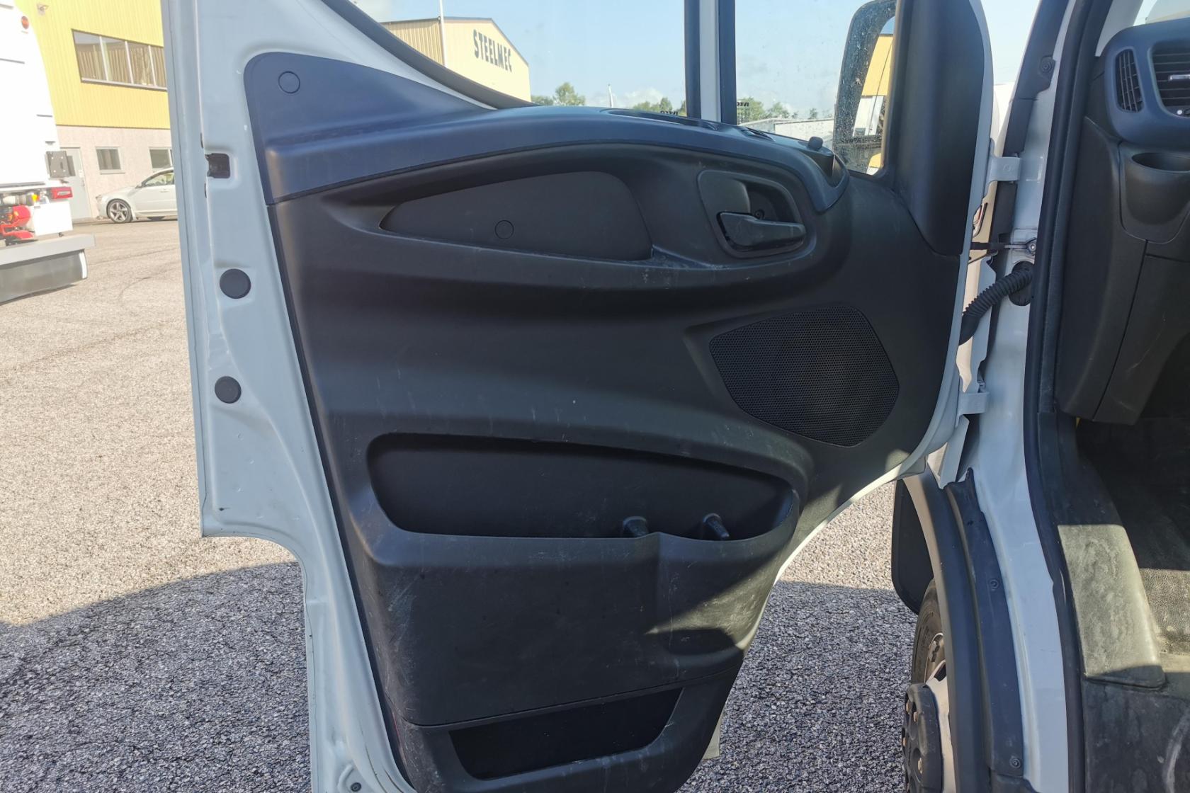 IVECO DAILY 50C18H - 68 621 km - Automat - vit - 2021