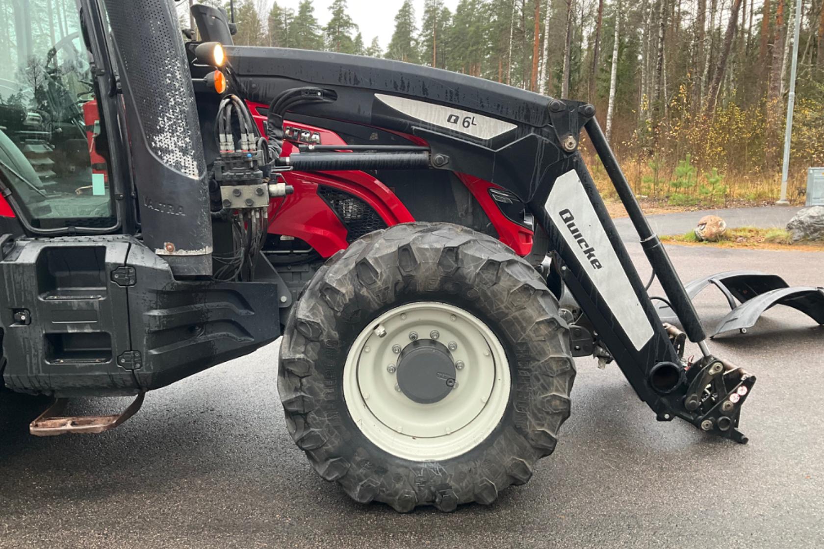 Valtra T174e HITECH samt Lastare Quick Q6 -  - röd - 2017