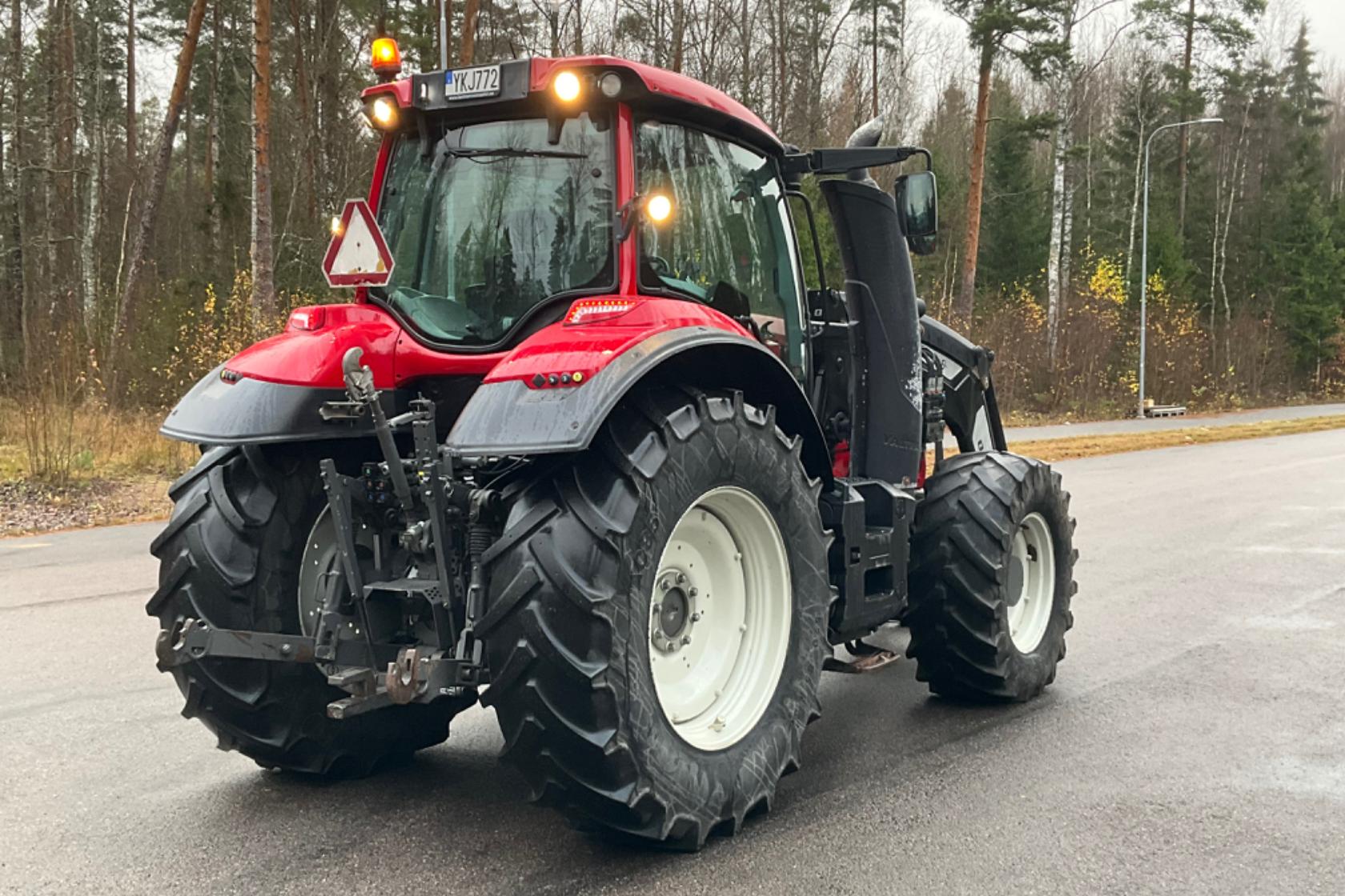 Valtra T174e HITECH samt Lastare Quick Q6 -  - röd - 2017