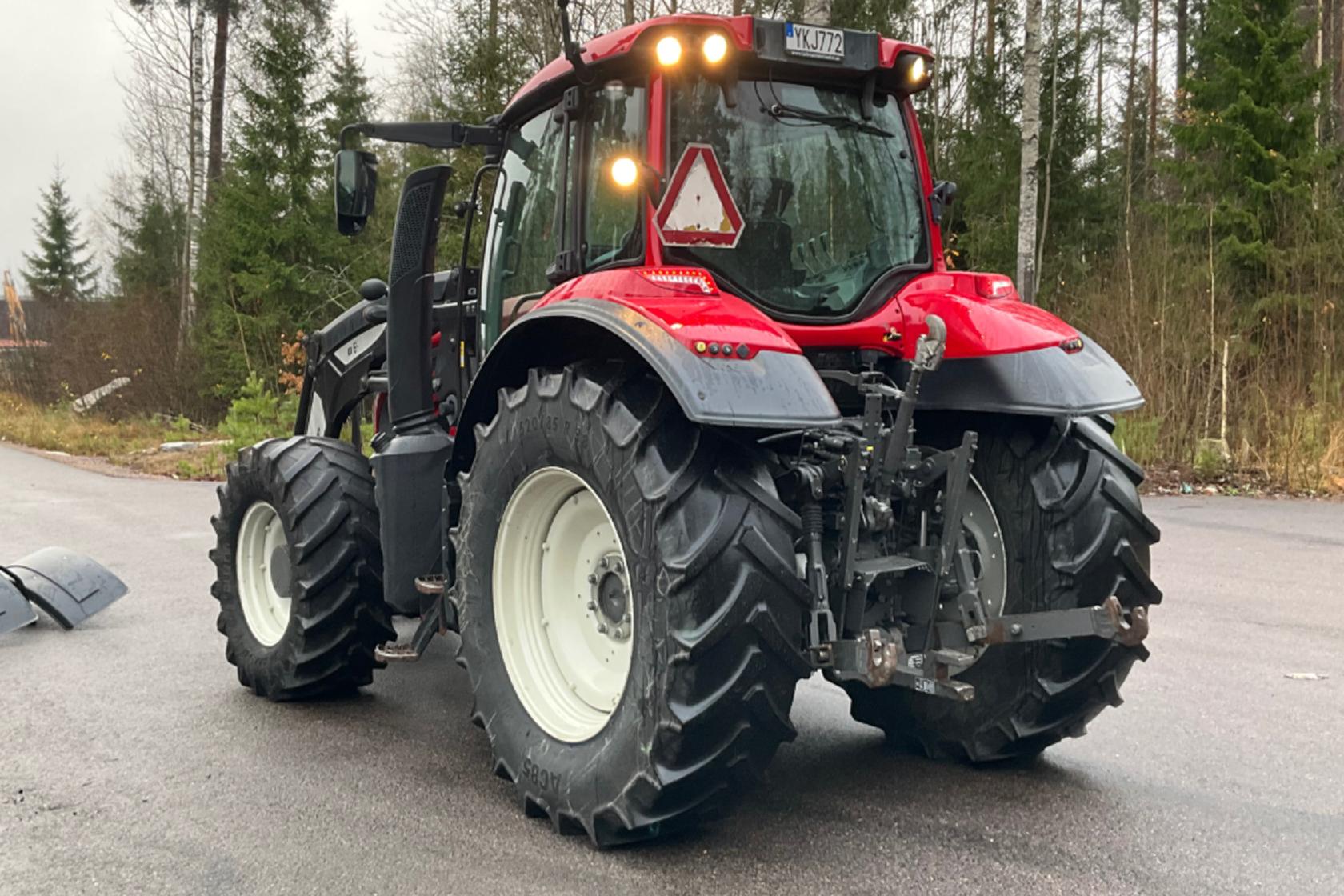 Valtra T174e HITECH samt Lastare Quick Q6 -  - röd - 2017