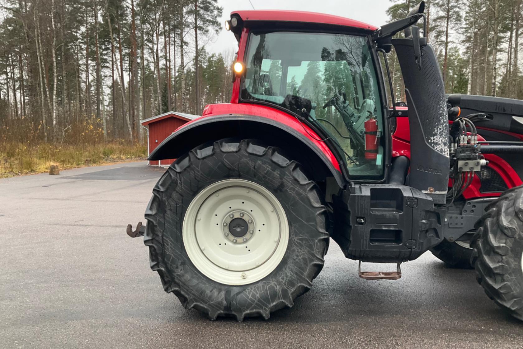 Valtra T174e HITECH samt Lastare Quick Q6 -  - röd - 2017