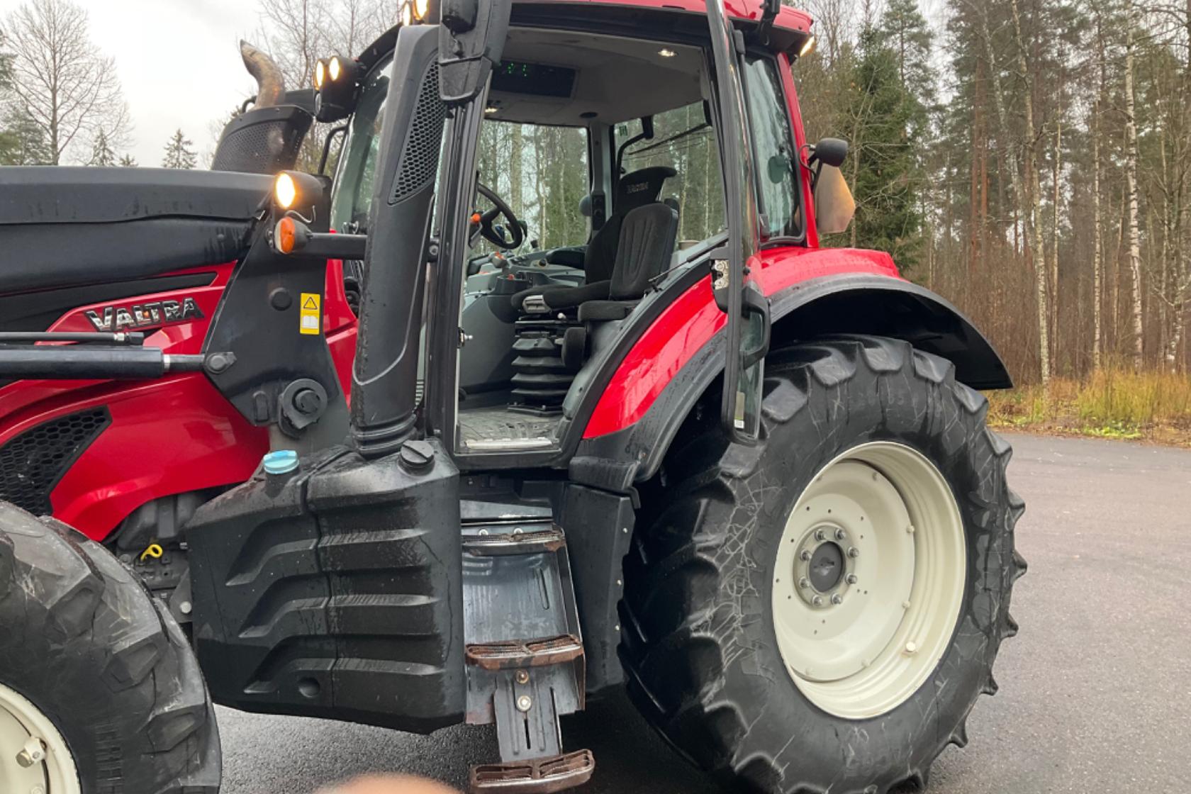 Valtra T174e HITECH samt Lastare Quick Q6 -  - röd - 2017