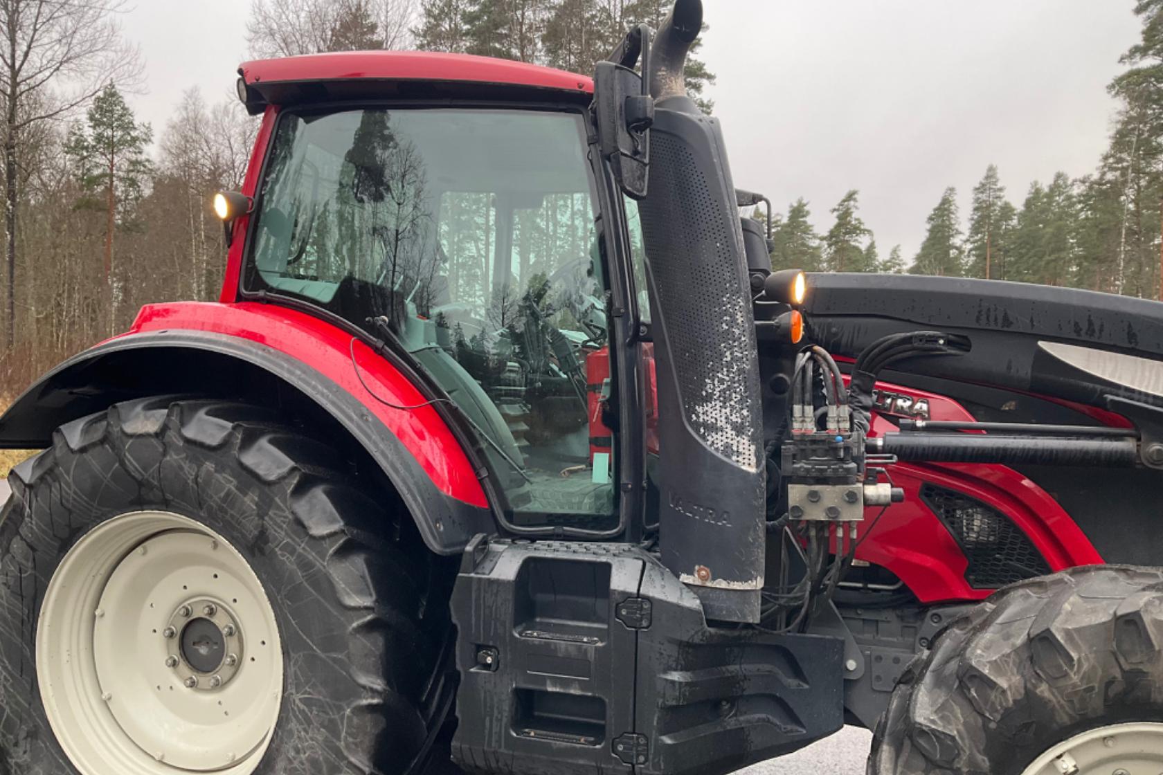 Valtra T174e HITECH samt Lastare Quick Q6 -  - röd - 2017