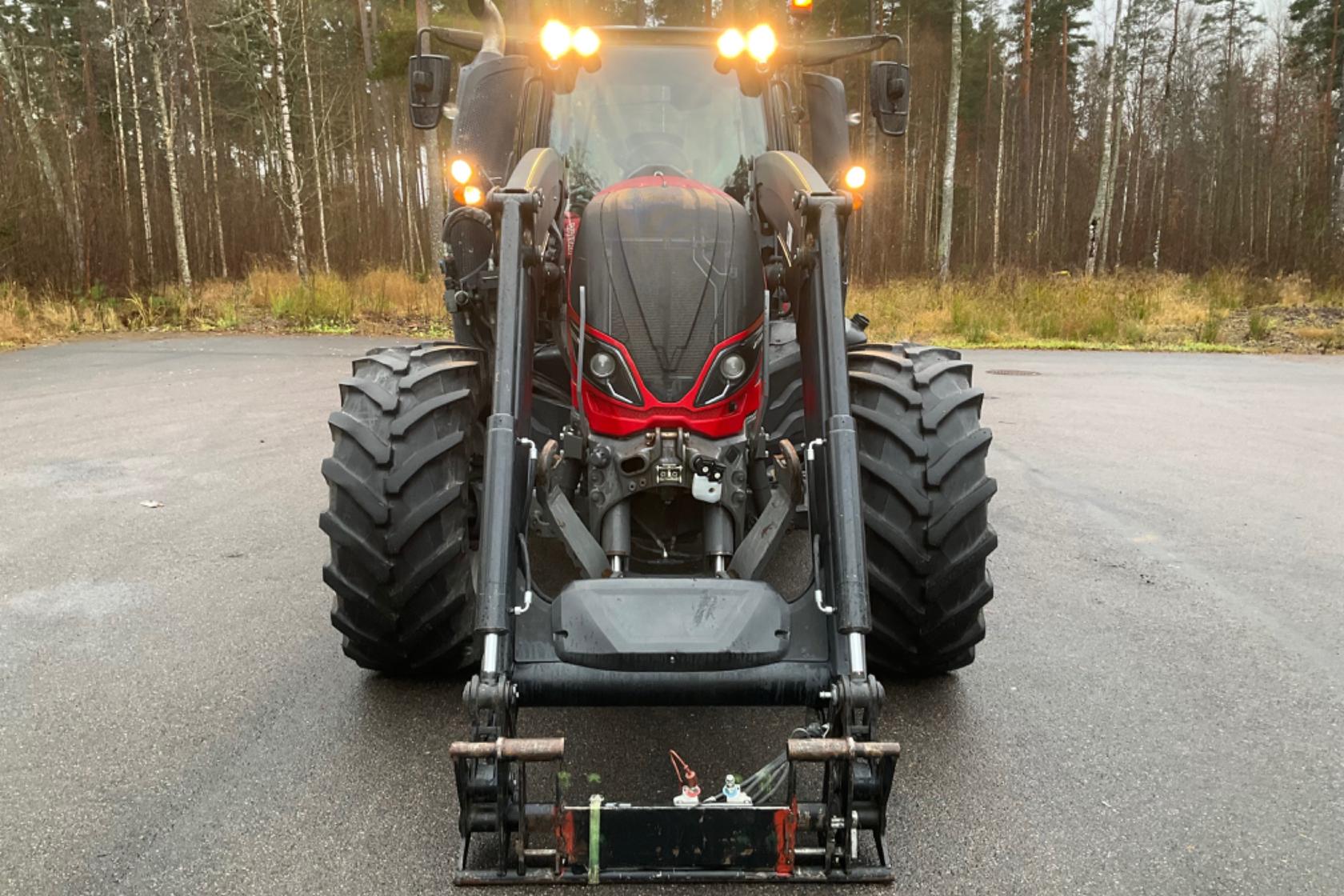 Valtra T174e HITECH samt Lastare Quick Q6 -  - röd - 2017