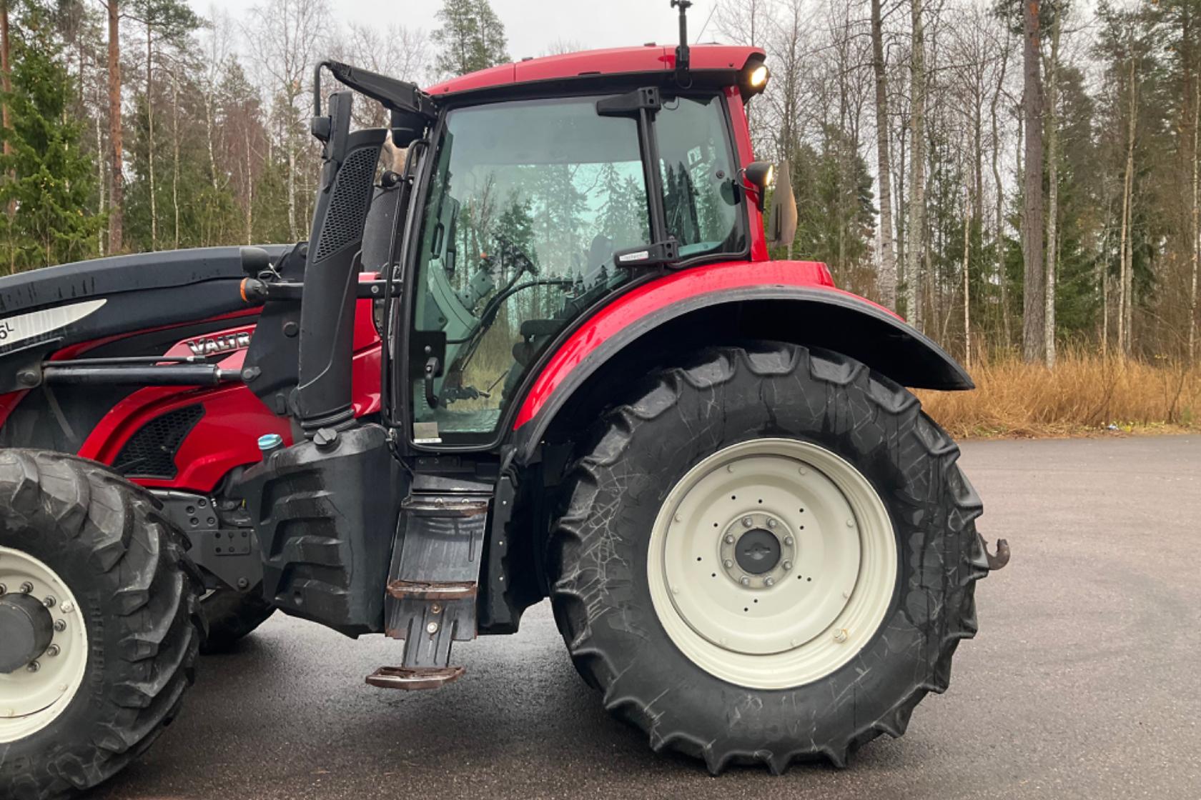 Valtra T174e HITECH samt Lastare Quick Q6 -  - röd - 2017