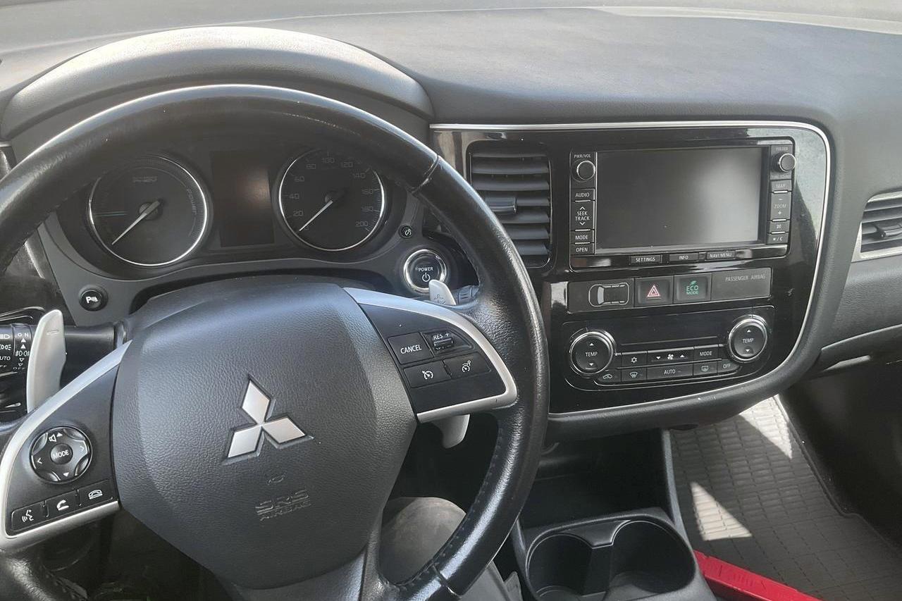 Mitsubishi Outlander 2.0 Plug-in Hybrid 4WD (121hk) - 146 810 km - Automatyczna - czarny - 2014