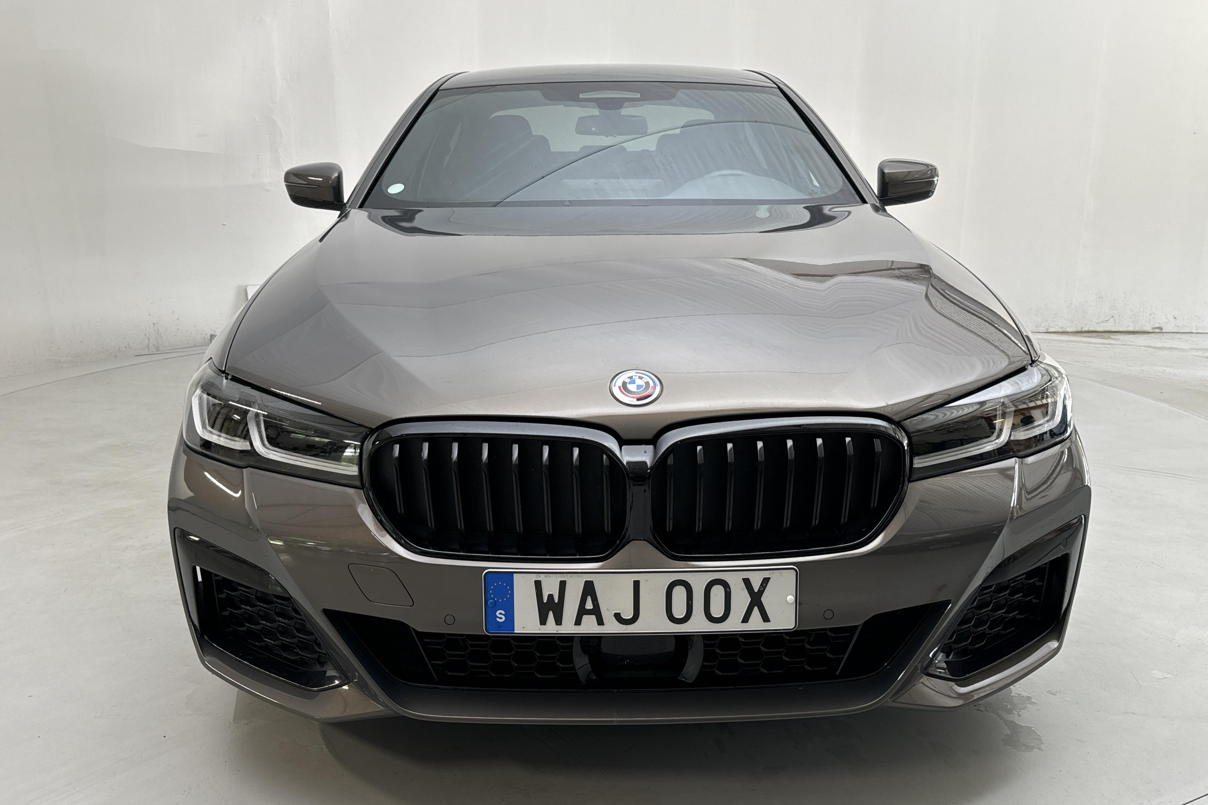 BMW 530e xDrive Sedan, G30 12kWh LCI (292hk) - 23 990 km - Automaattinen - harmaa - 2023