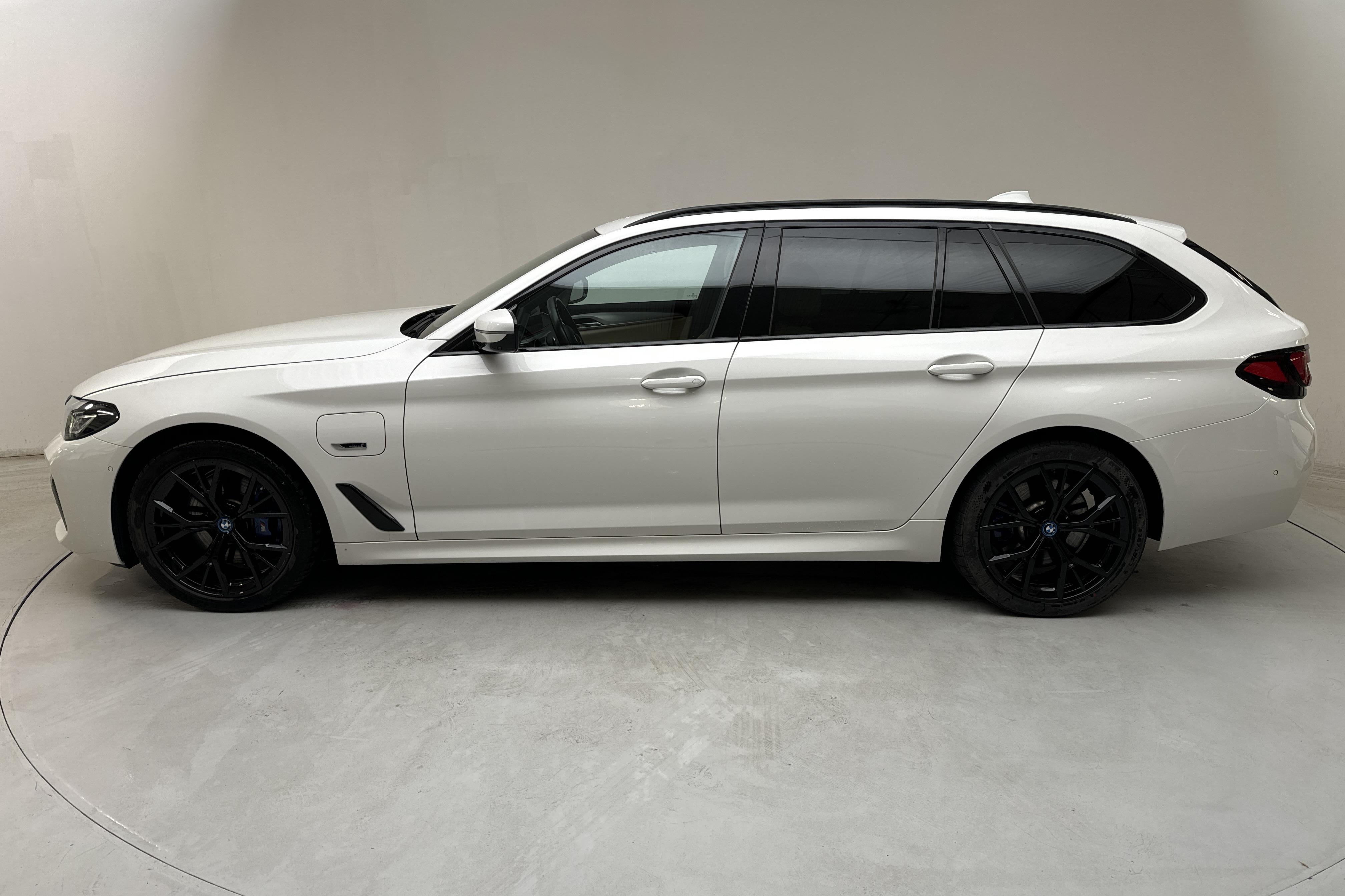 BMW 530e xDrive Touring, G31 12kWh LCI (292hk) - 5 389 mil - Automat - vit - 2023