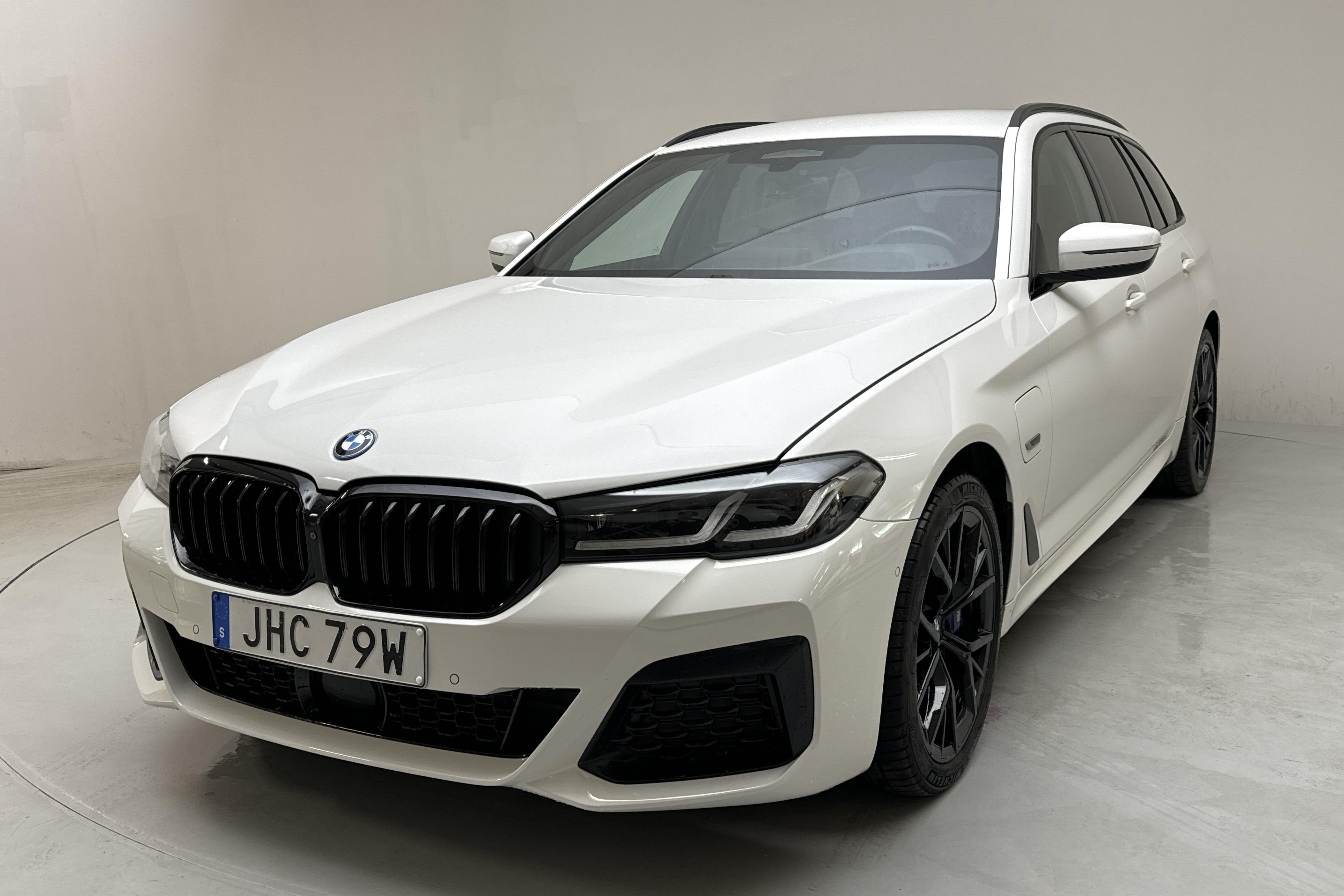 BMW 530e xDrive Touring, G31 12kWh LCI (292hk) - 53 890 km - Automaatne - valge - 2023