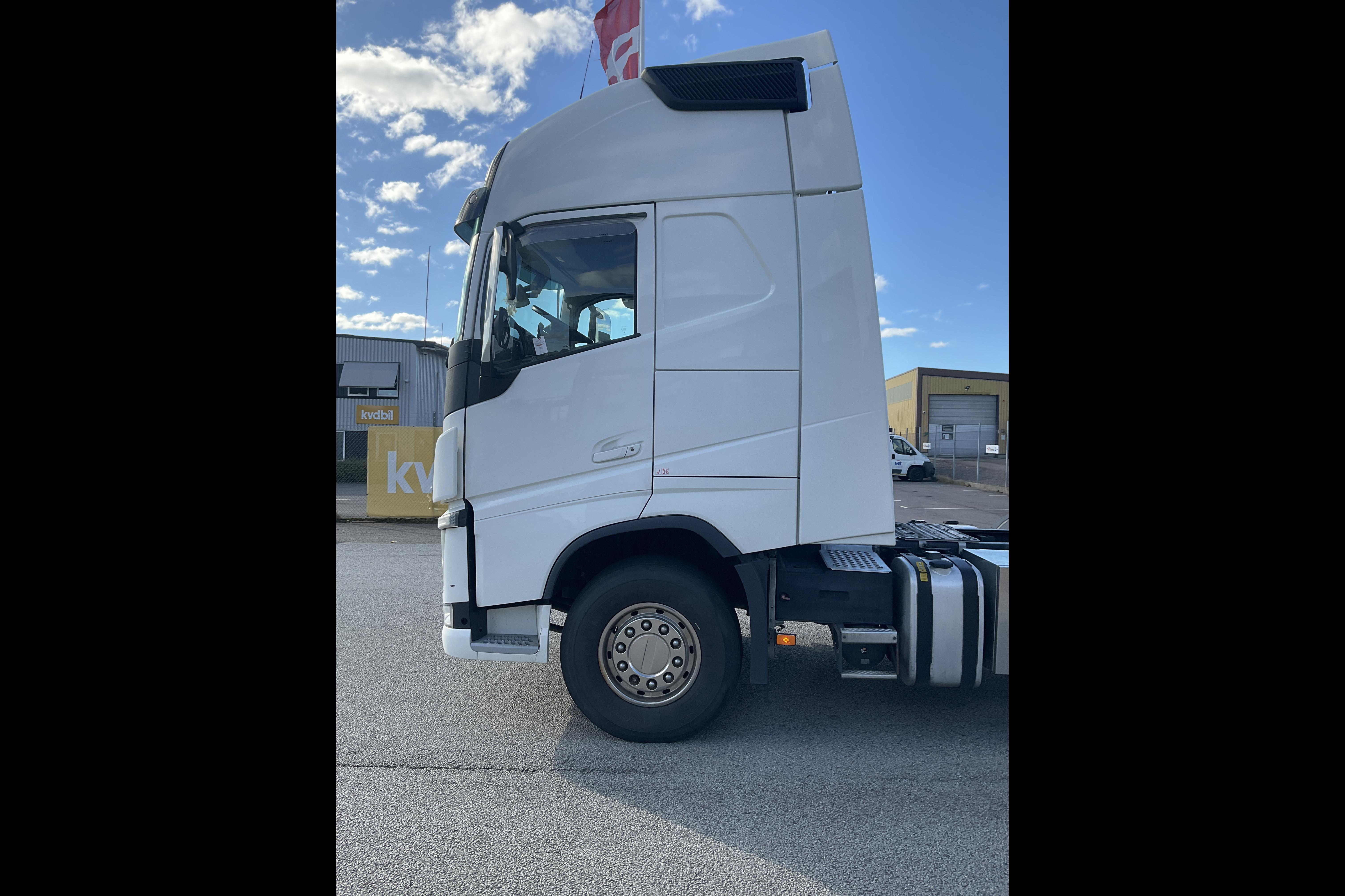 Volvo FH 62 TT - 278 313 km - Automatyczna - biały - 2020