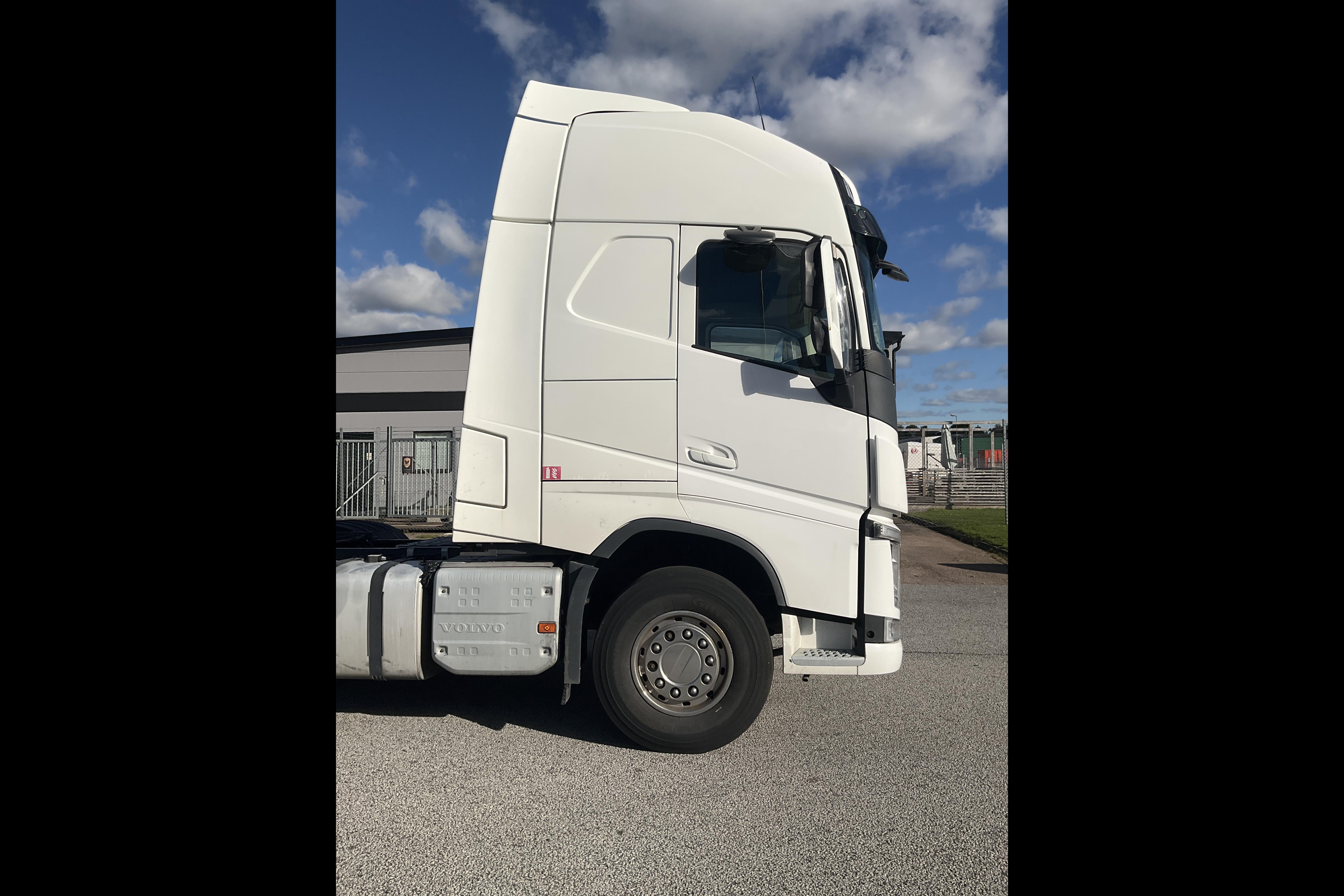 Volvo FH 62 TT - 278 313 km - Automaatne - valge - 2020