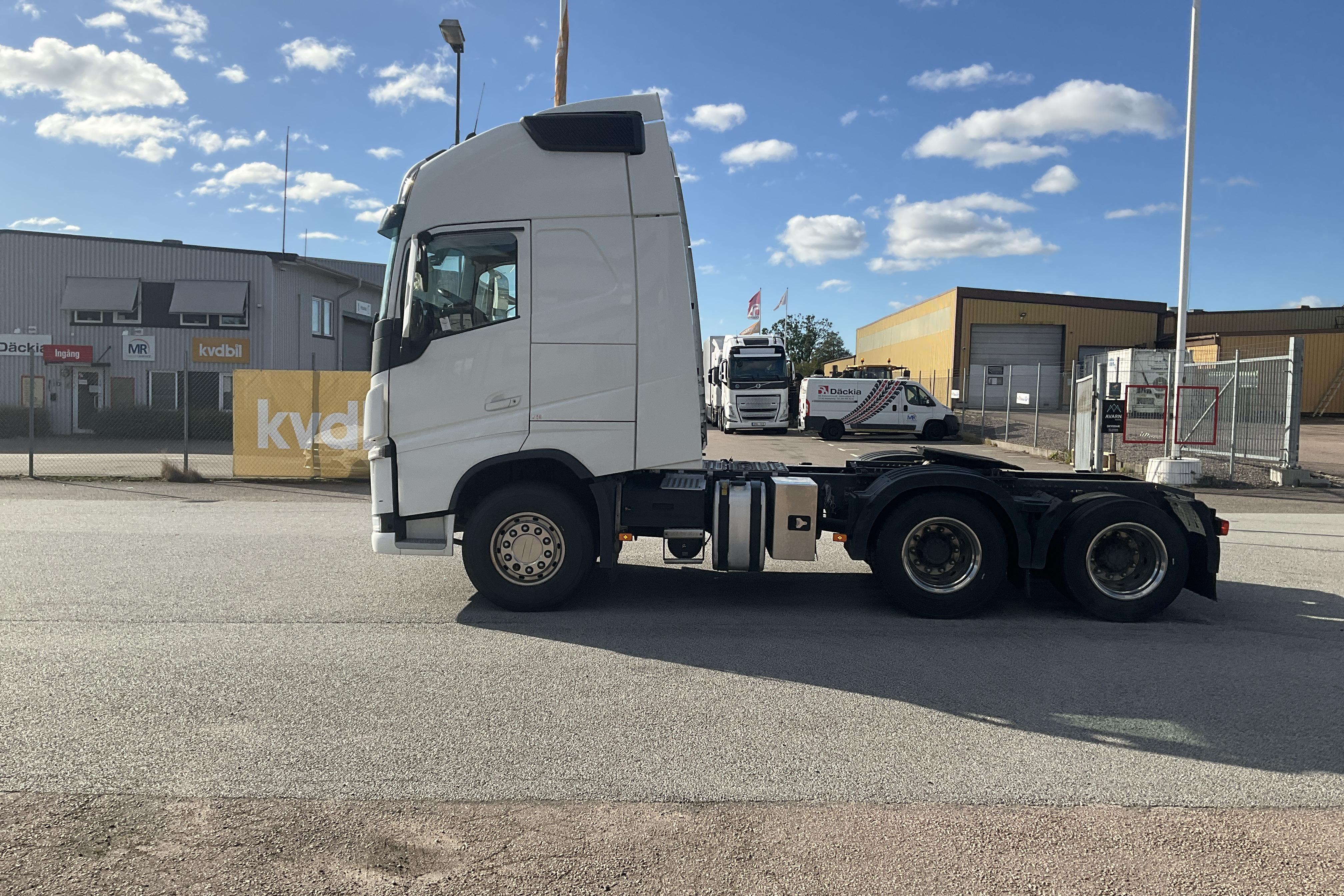 Volvo FH 62 TT - 278 313 km - Automatyczna - biały - 2020