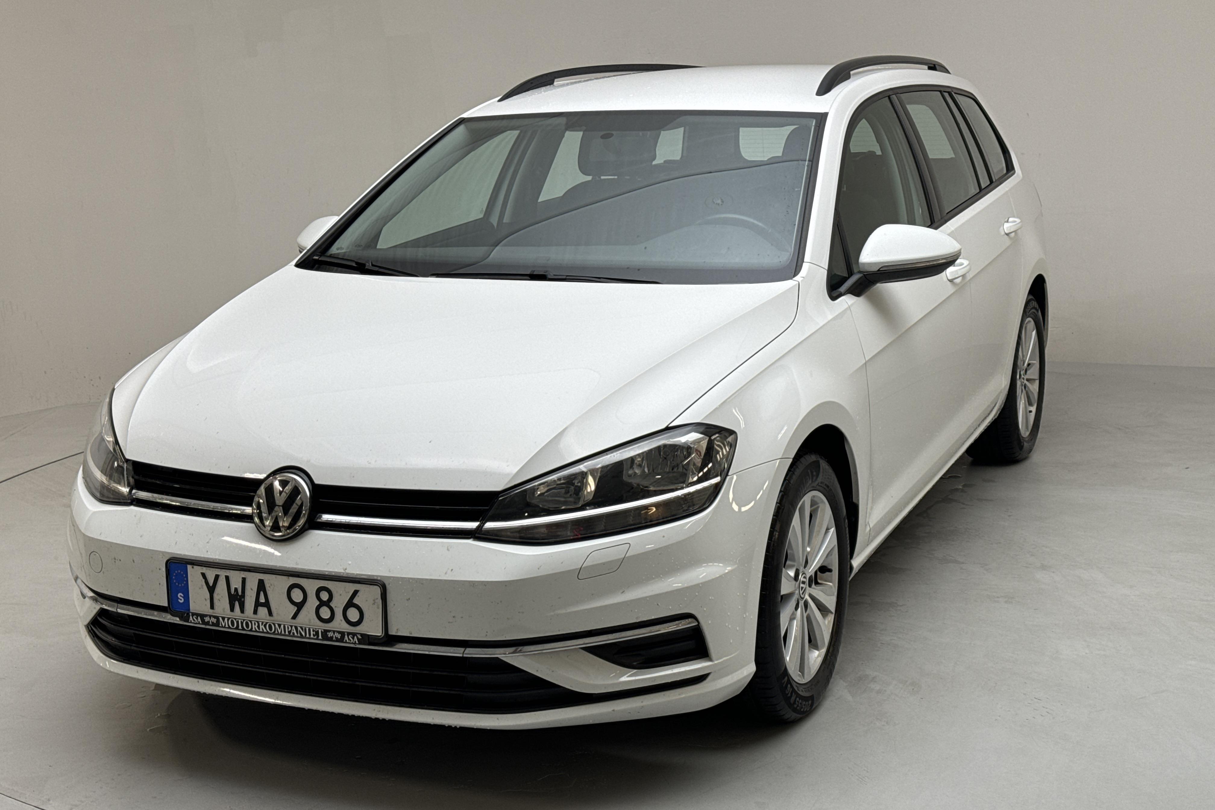 VW Golf VII 1.0 TSI Sportscombi (110hk) - 92 730 km - Manualna - biały - 2018